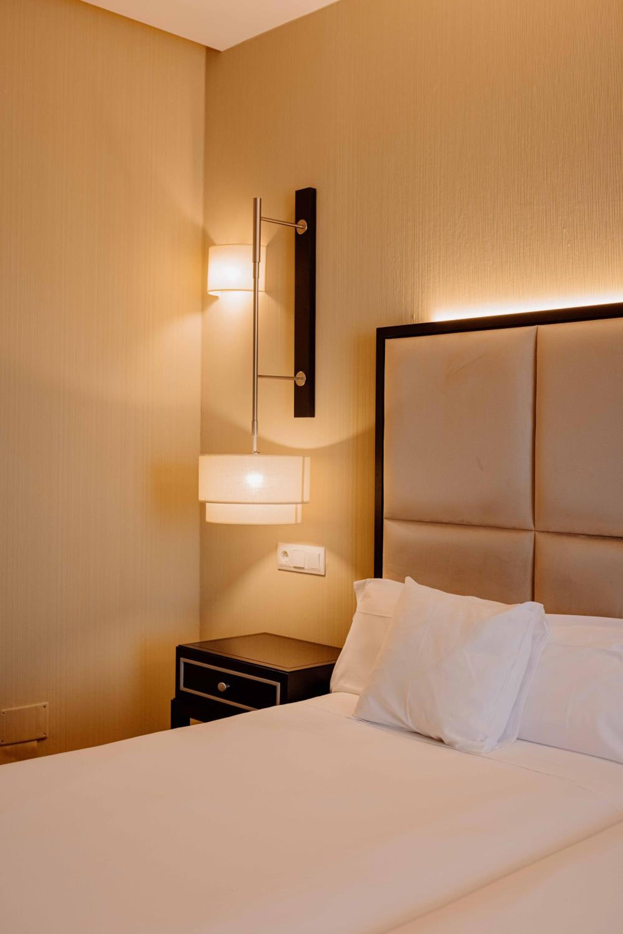 Standard Twin Room - Photo 3