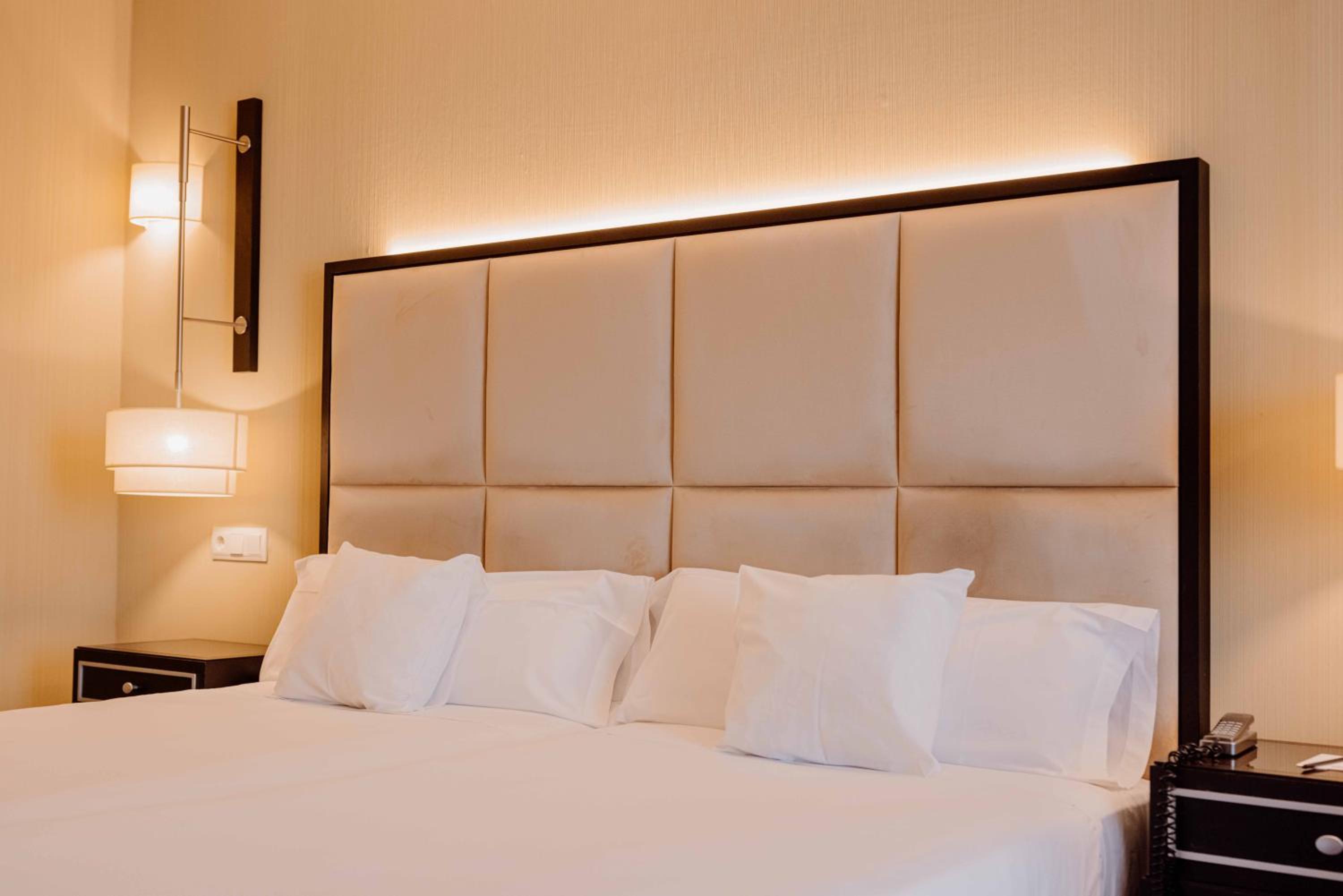 Standard Twin Room - Photo 2