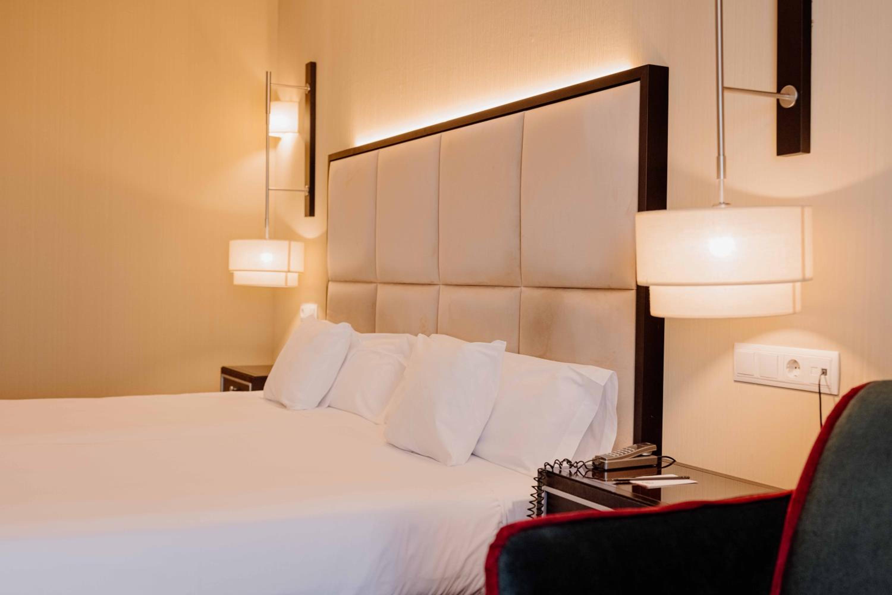 Standard Twin Room - Photo 4