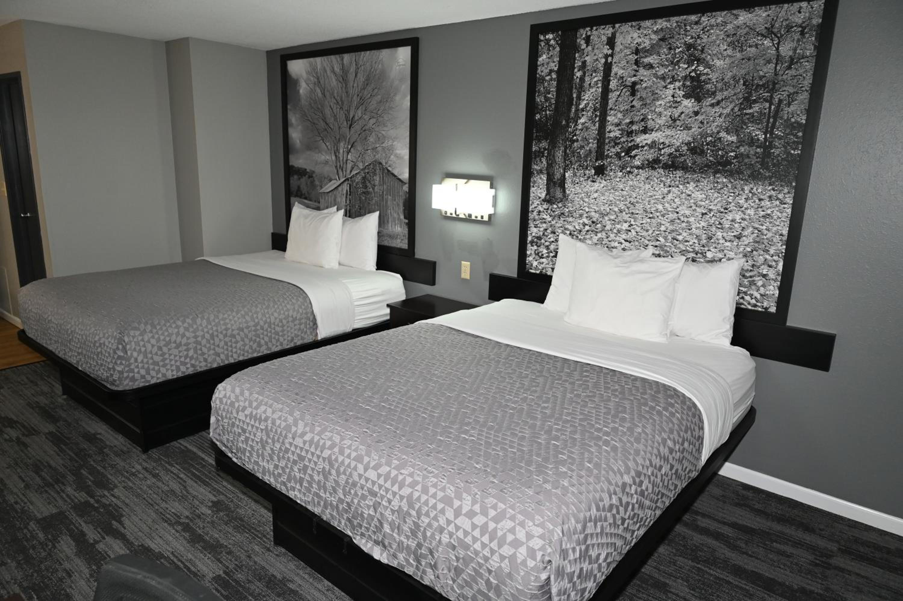 Queen Room with Two Queen Beds - Non-Smoking - Photo 3