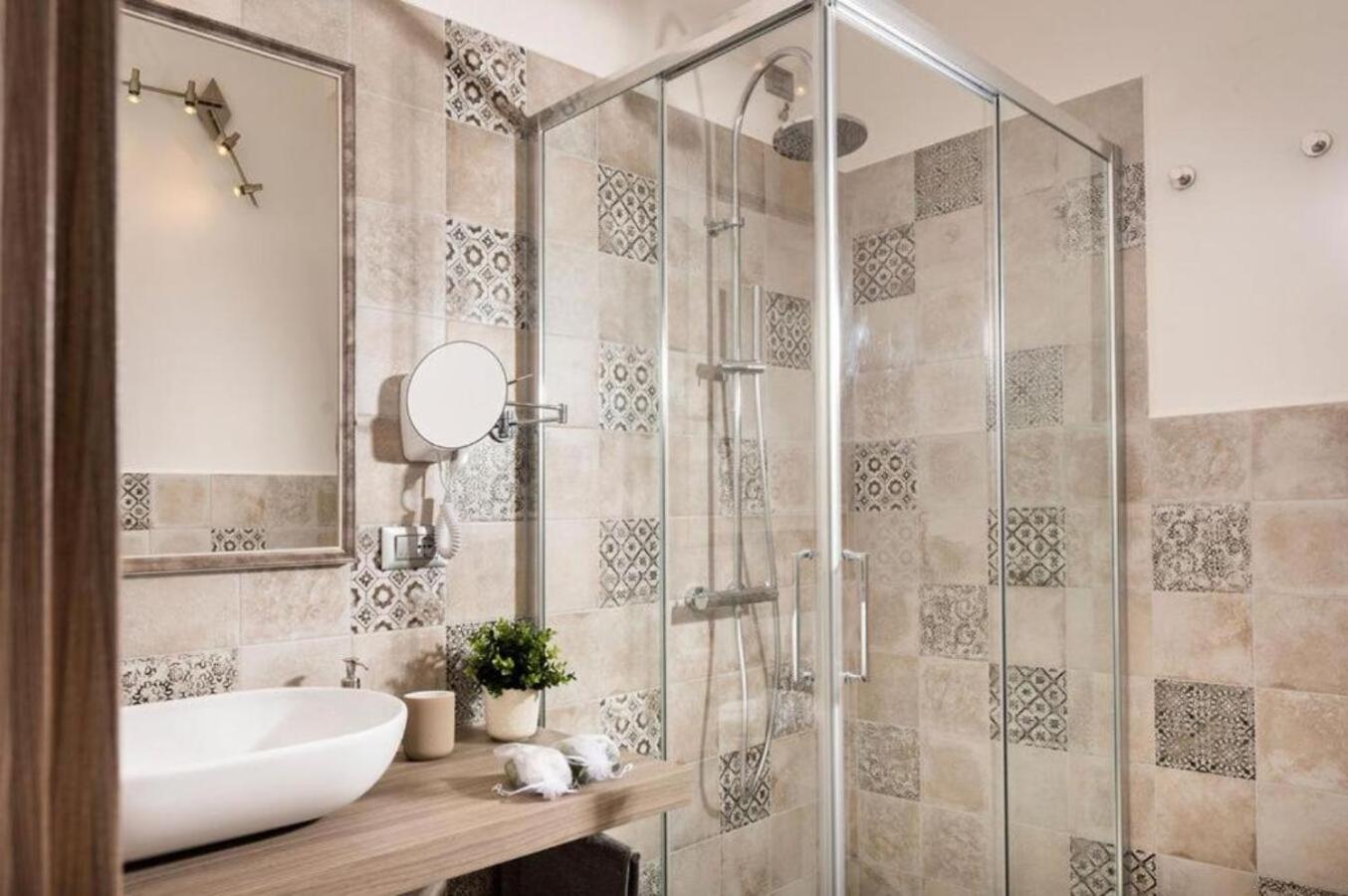 Double Room with Spa Bath photo 3