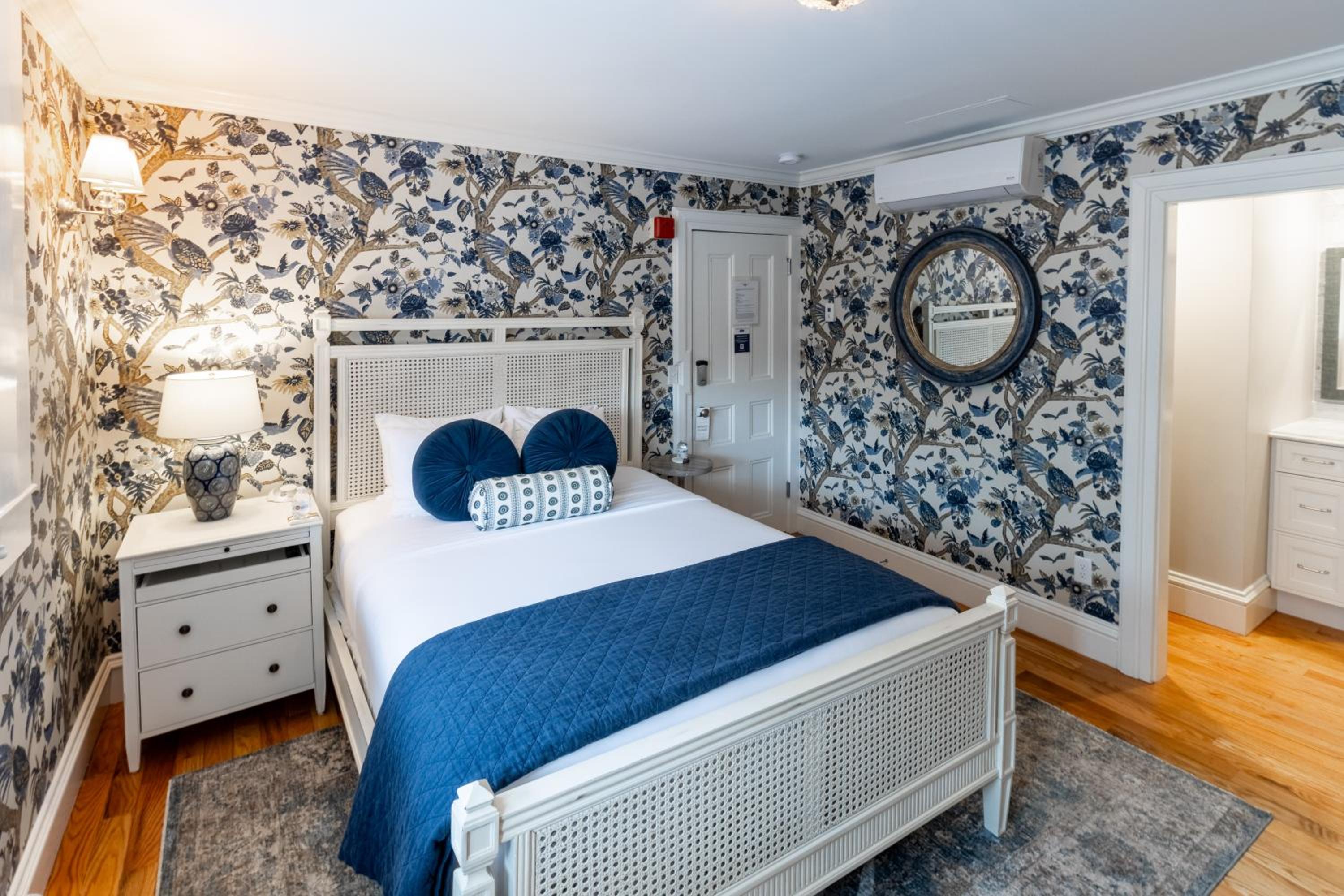Room 3 – Deluxe Queen Room