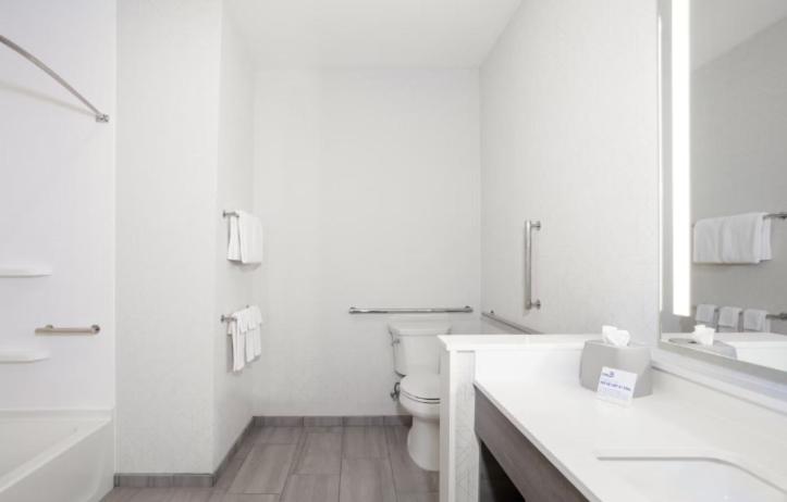 Queen Room with Two Queen Beds - Mobility Access Tub/Non-Smoking - Photo 4