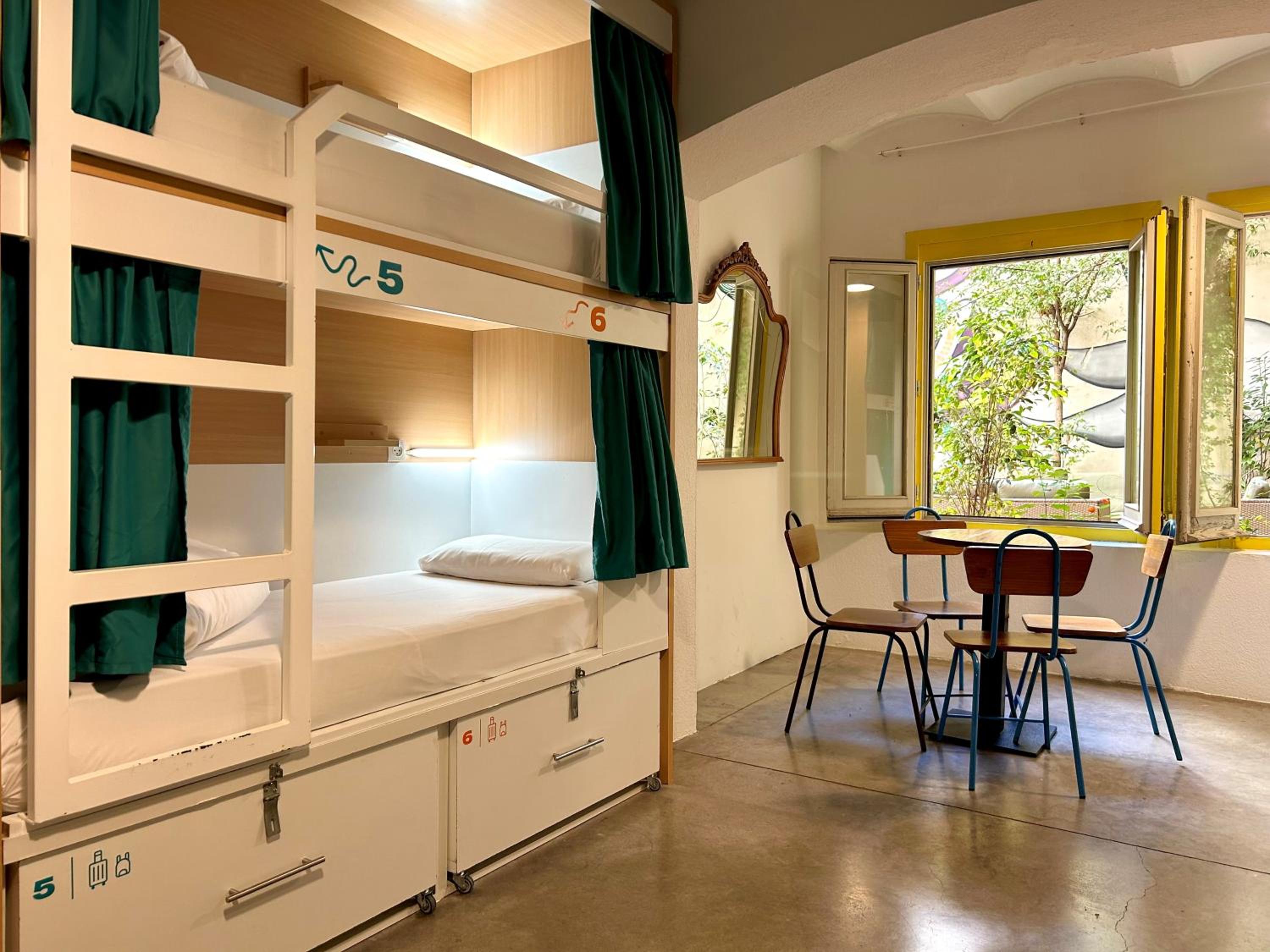 Cama en Habitación Compartida Femenina de 8 Camas