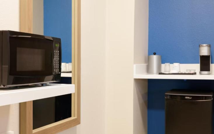 Standard King Room - Communication/Mobility Accessible - Photo 3