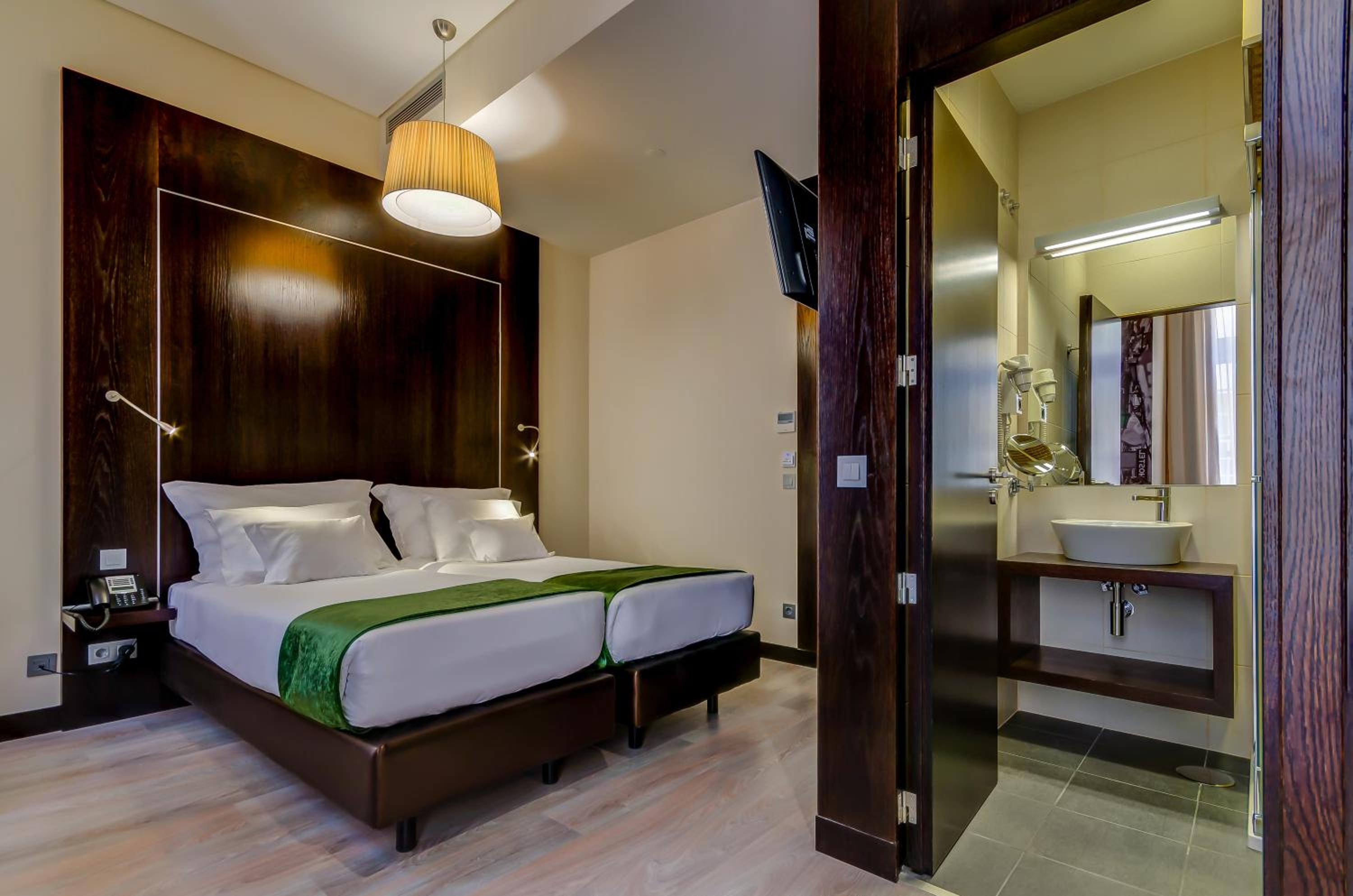 Available room thumbnail 6