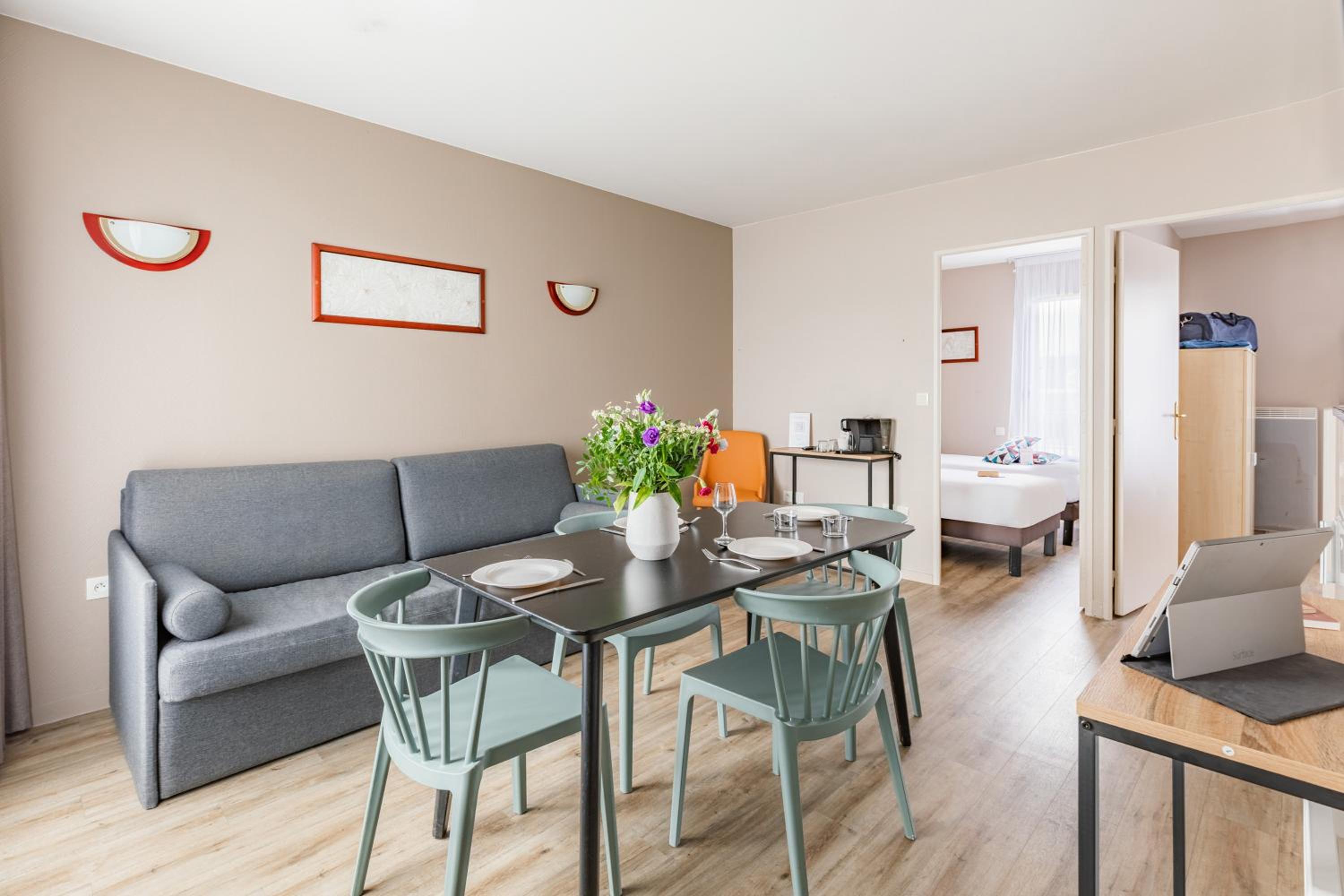 Large Apartment - Photo 4
