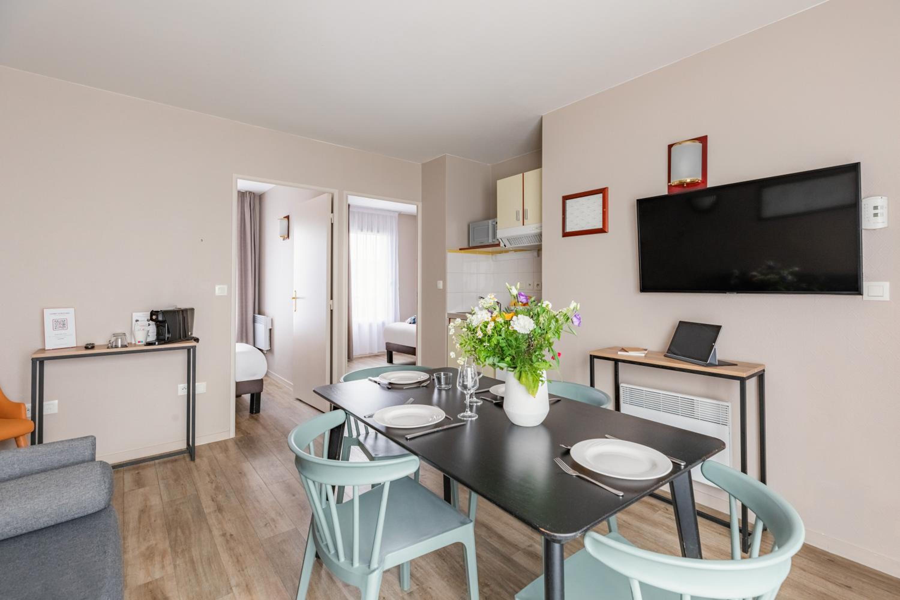 Large Apartment - Photo 3