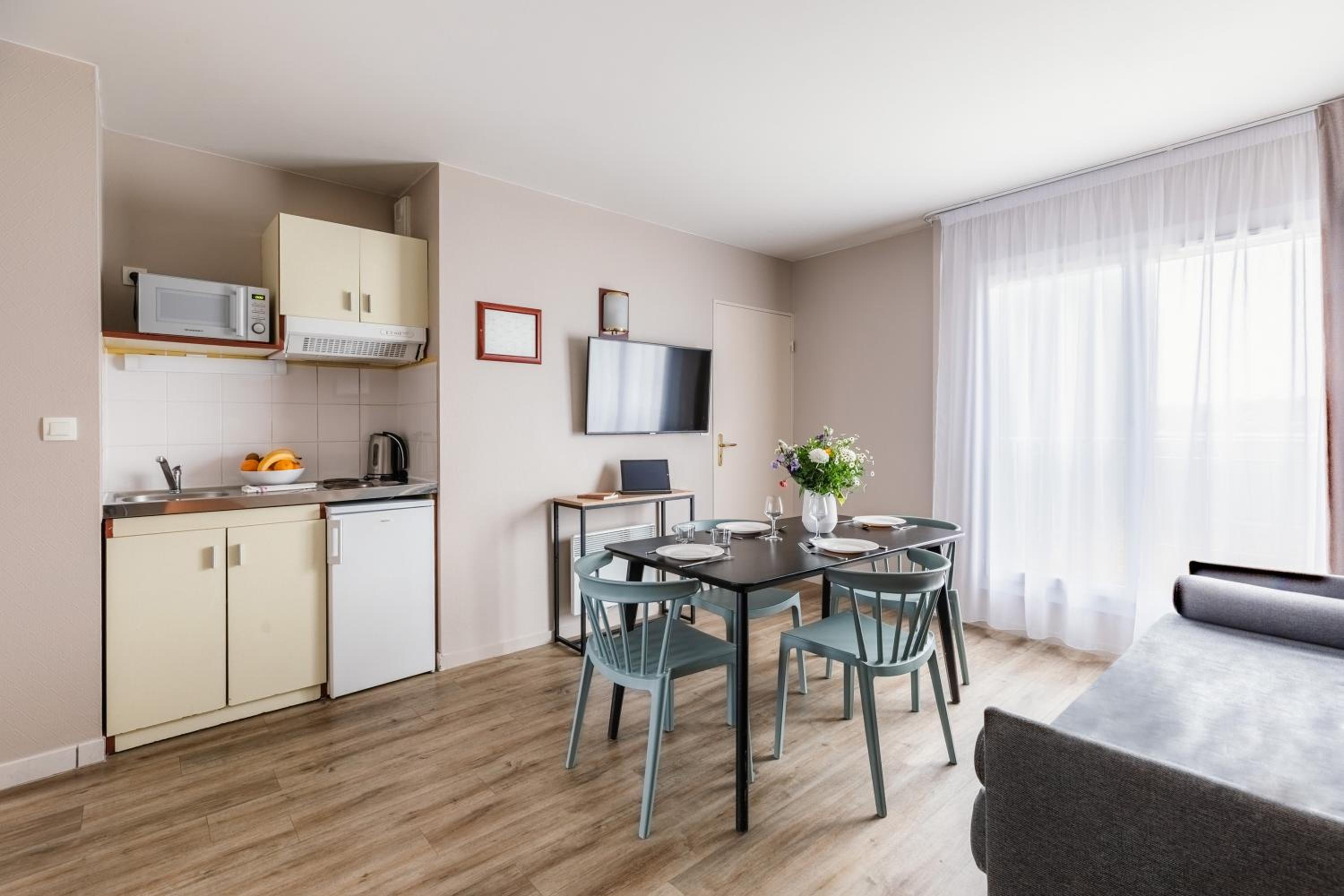 Large Apartment - Photo 2