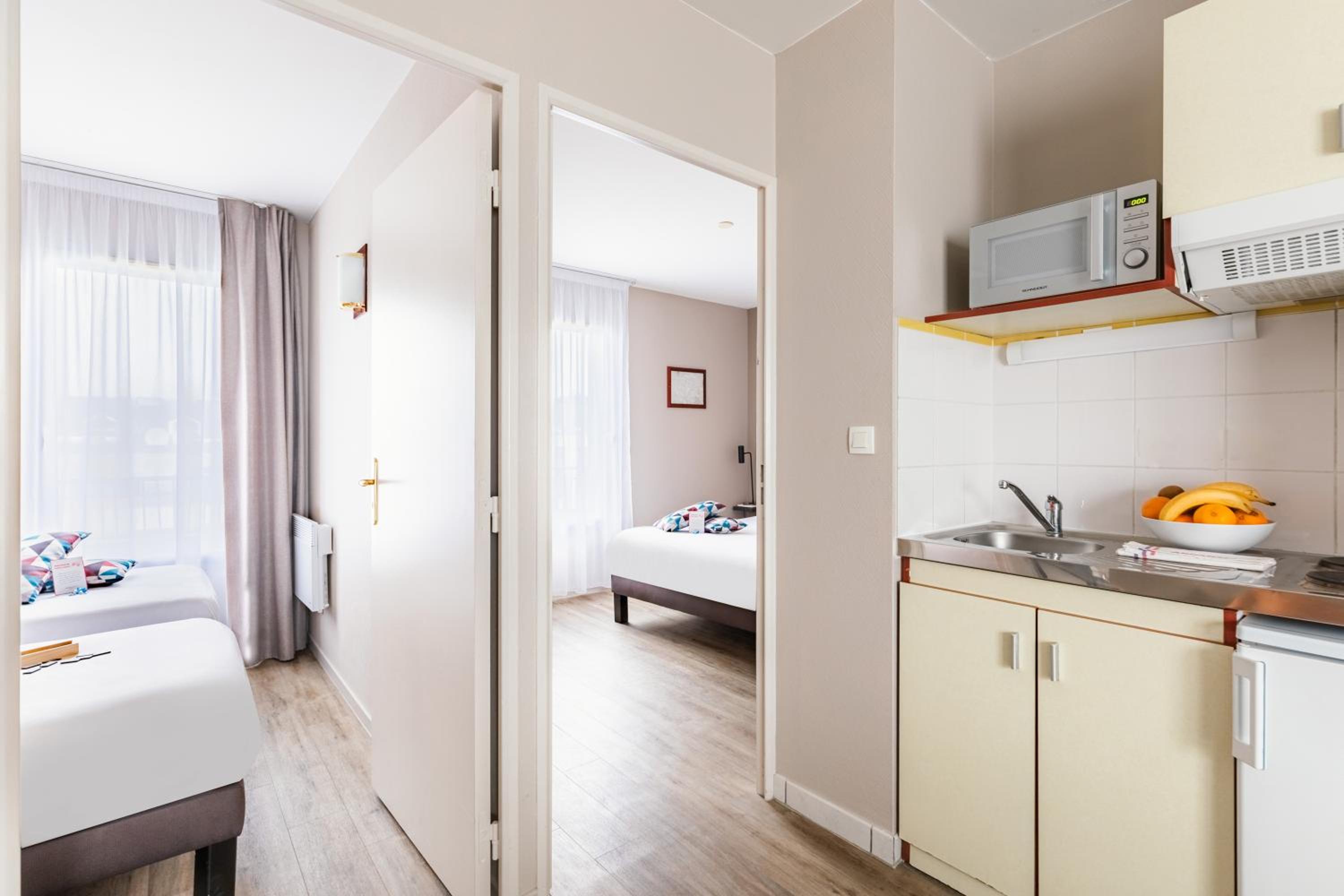 Large Apartment - Photo 5