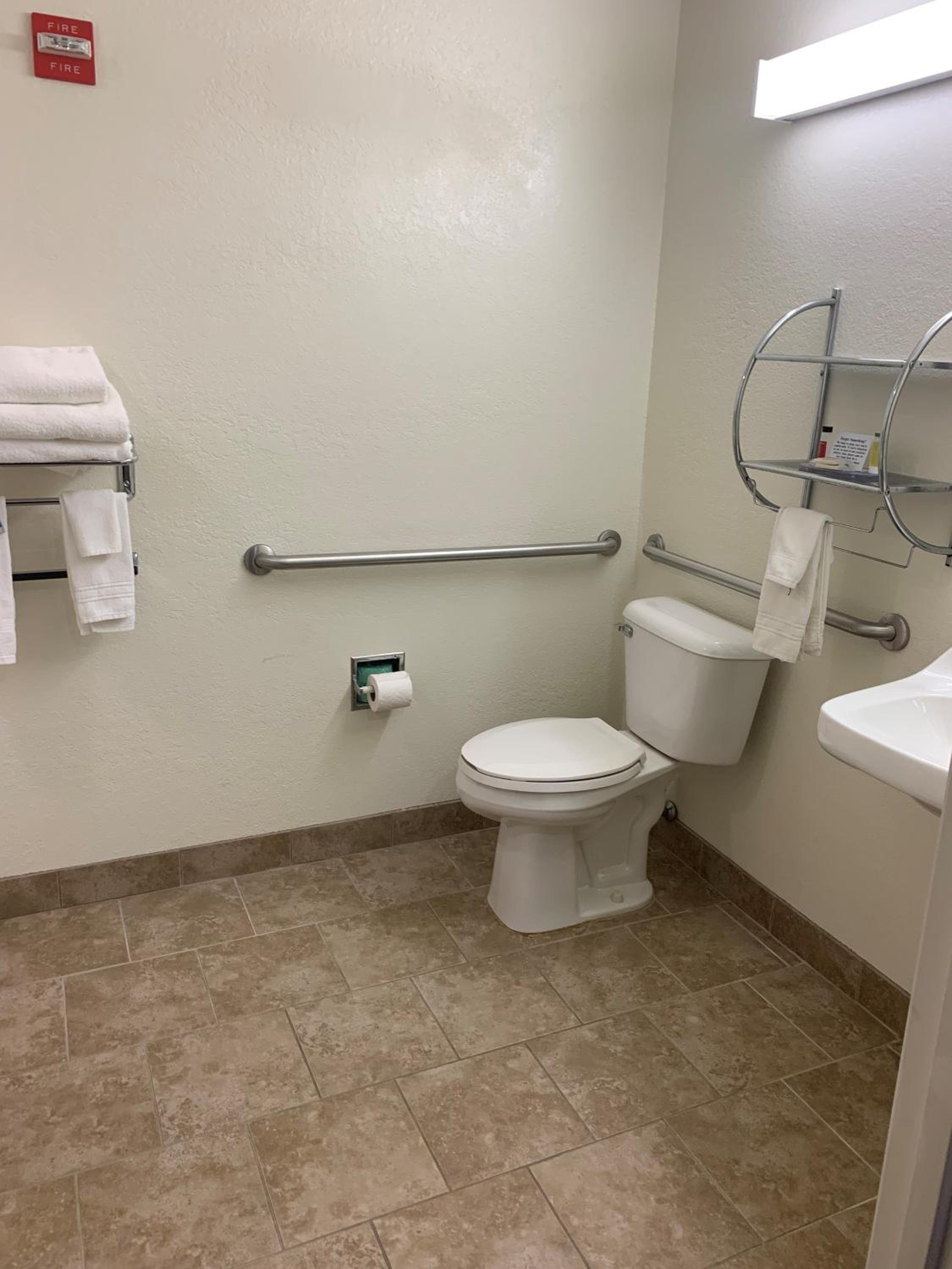 Queen Room with Tub with Grab Bars - Mobility Accessible/Non-Smoking - Photo 2