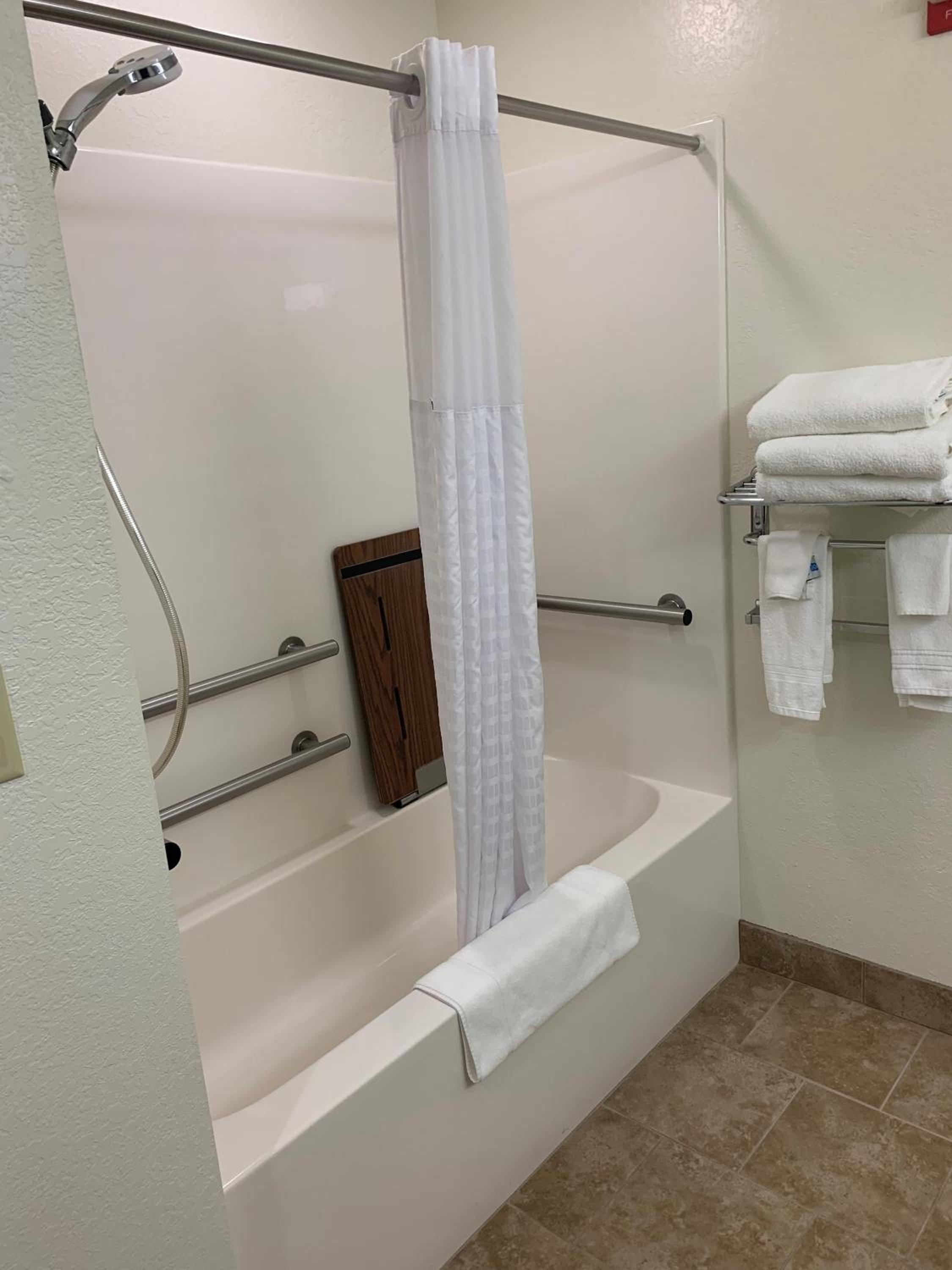 Queen Room with Tub with Grab Bars - Mobility Accessible/Non-Smoking - Photo 7