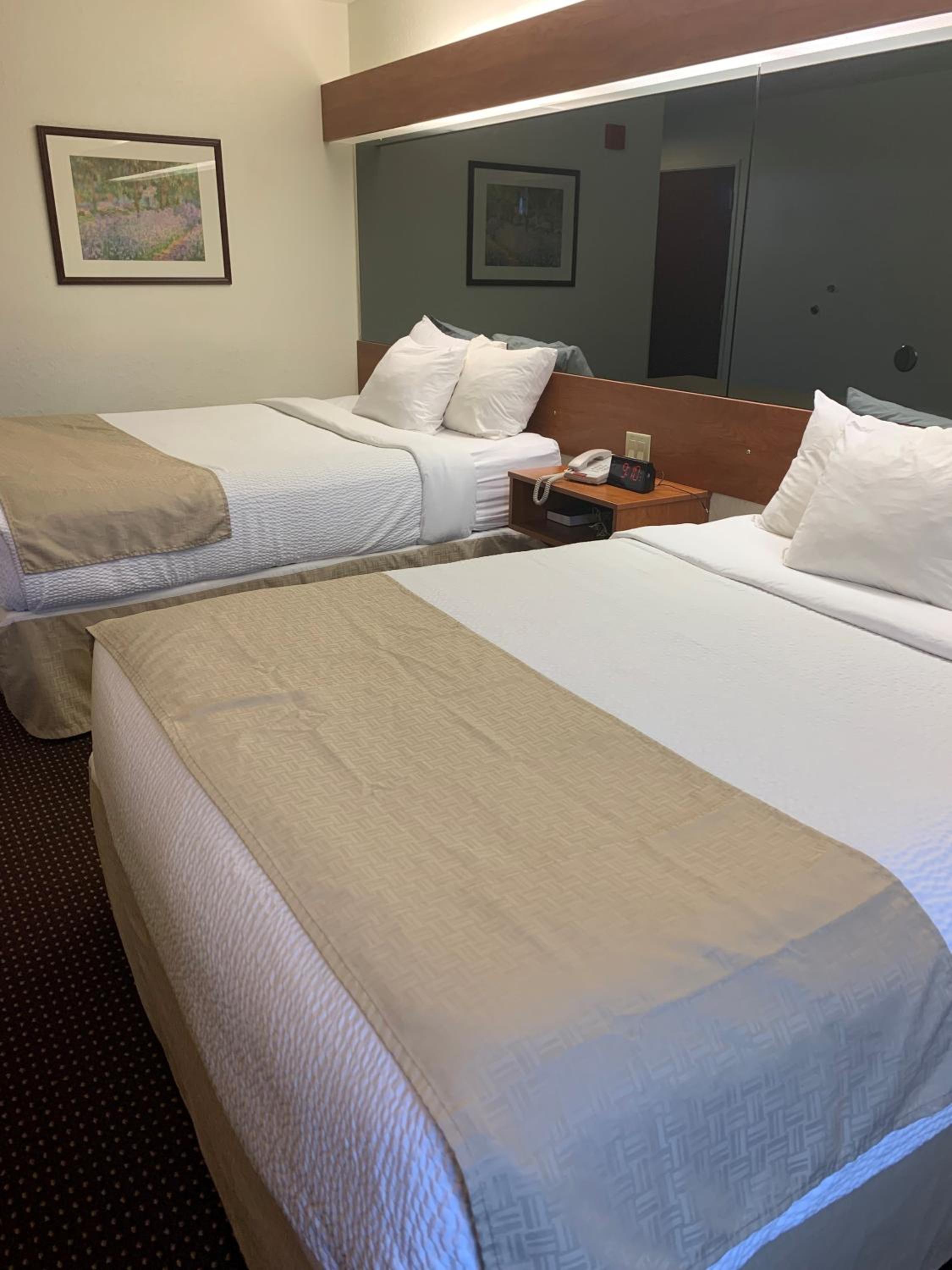 Queen Room with Two Queen Beds - Non-Smoking - Photo 4