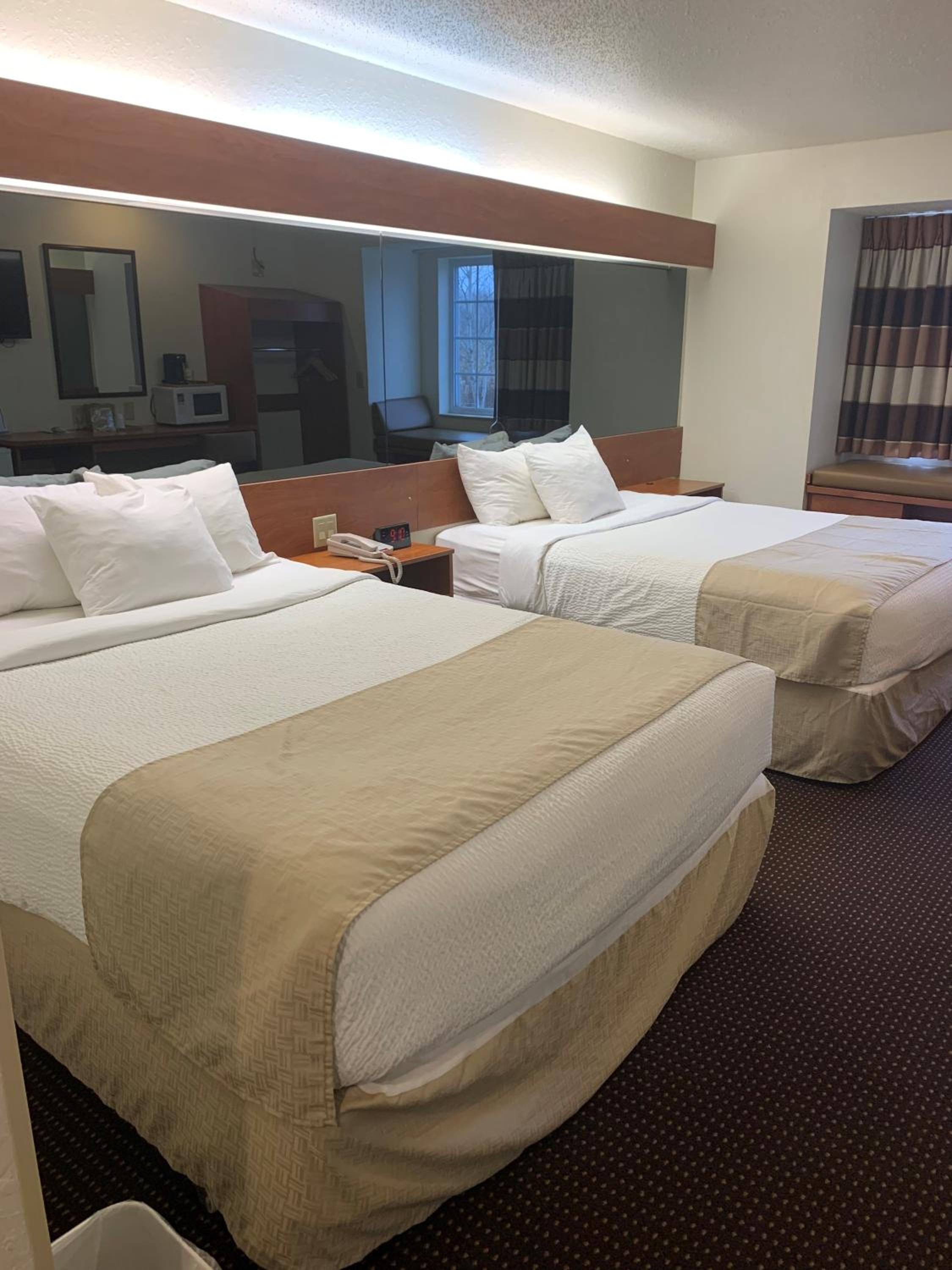 Queen Room with Two Queen Beds - Non-Smoking - Photo 3