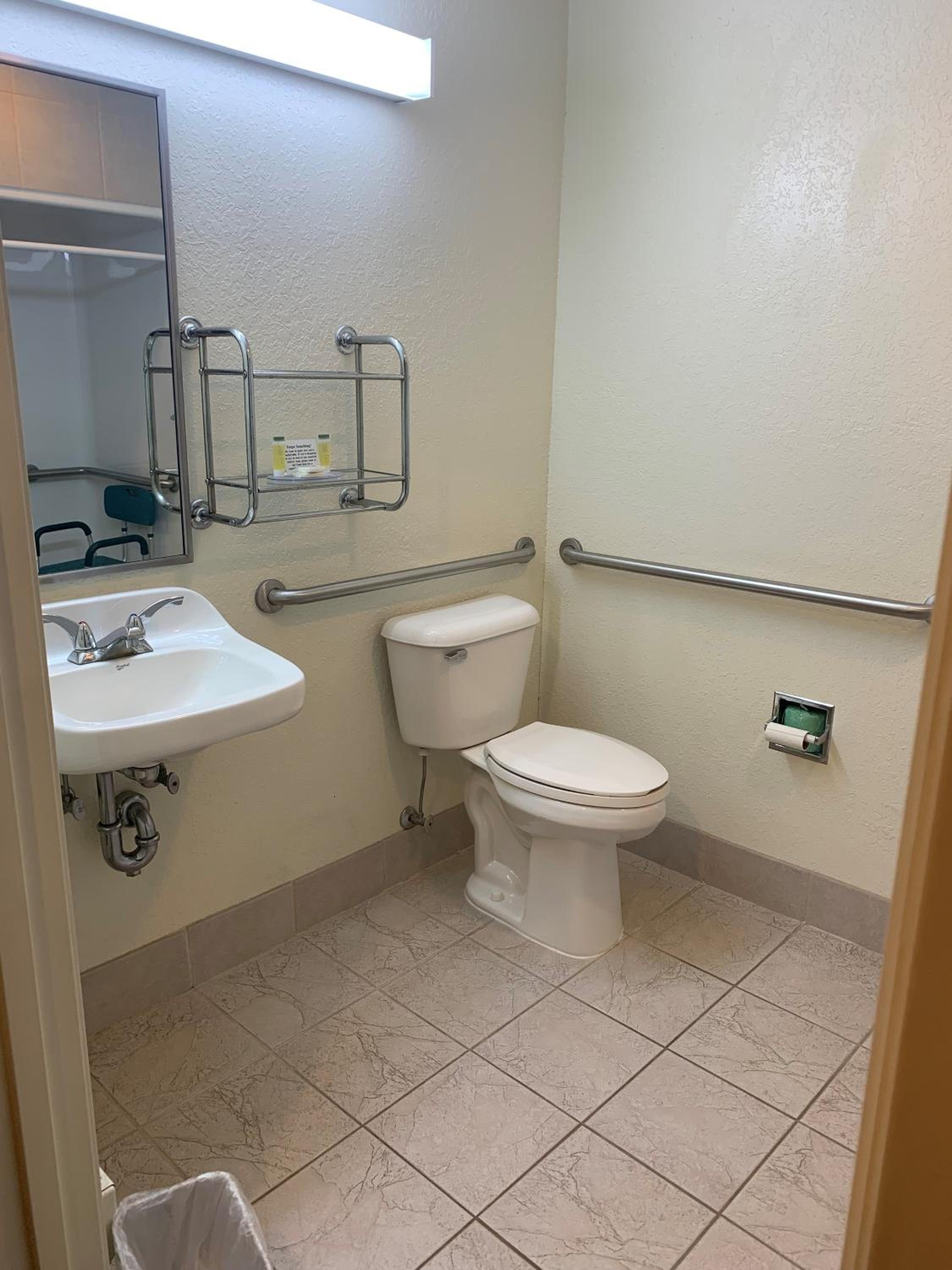 Queen Room with Tub with Grab Bars - Mobility Accessible/Non-Smoking - Photo 4