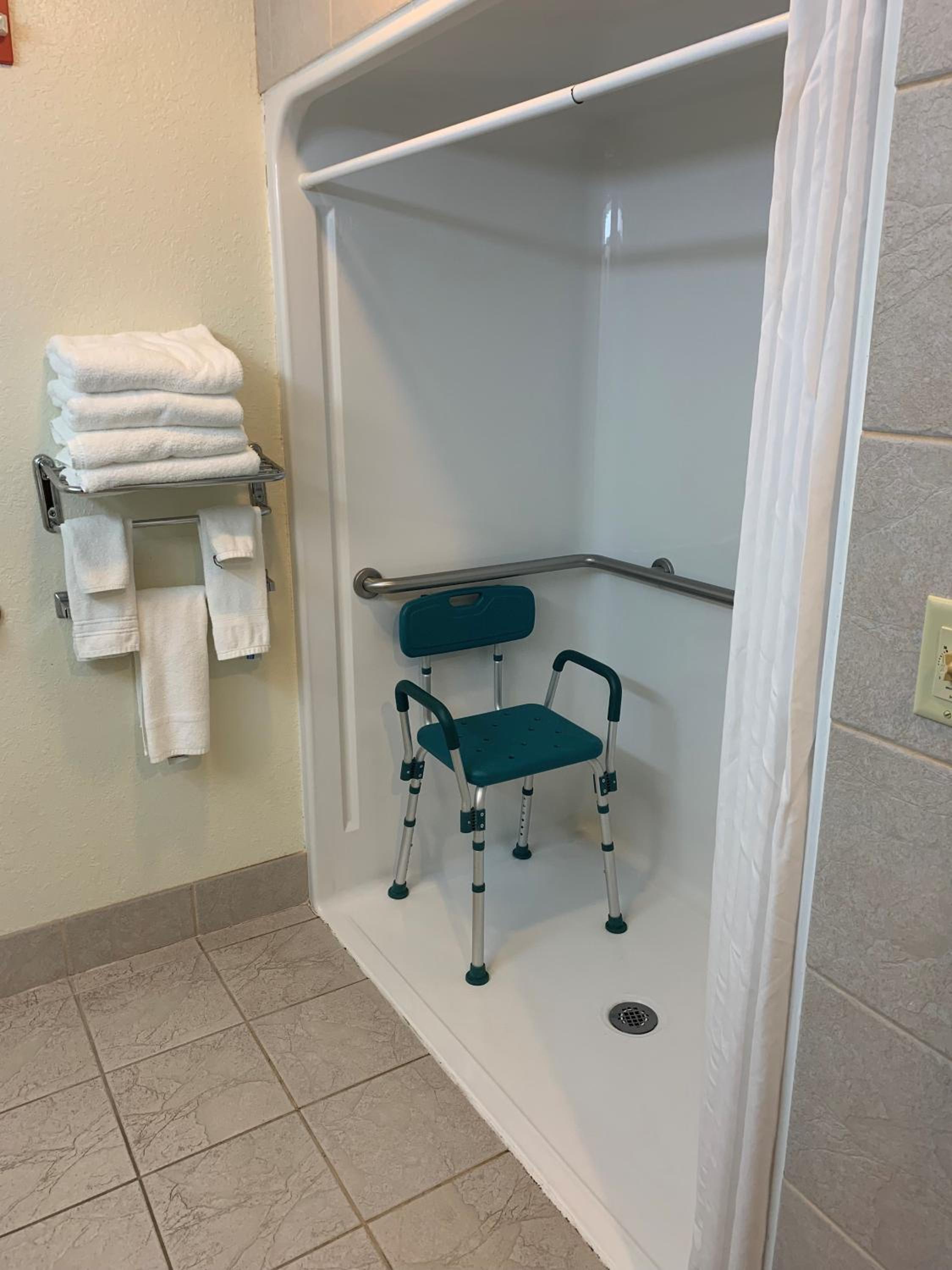 Queen Room with Two Queen Beds and Roll-in Shower - Mobility Accessible/Non-Smoking - Photo 5