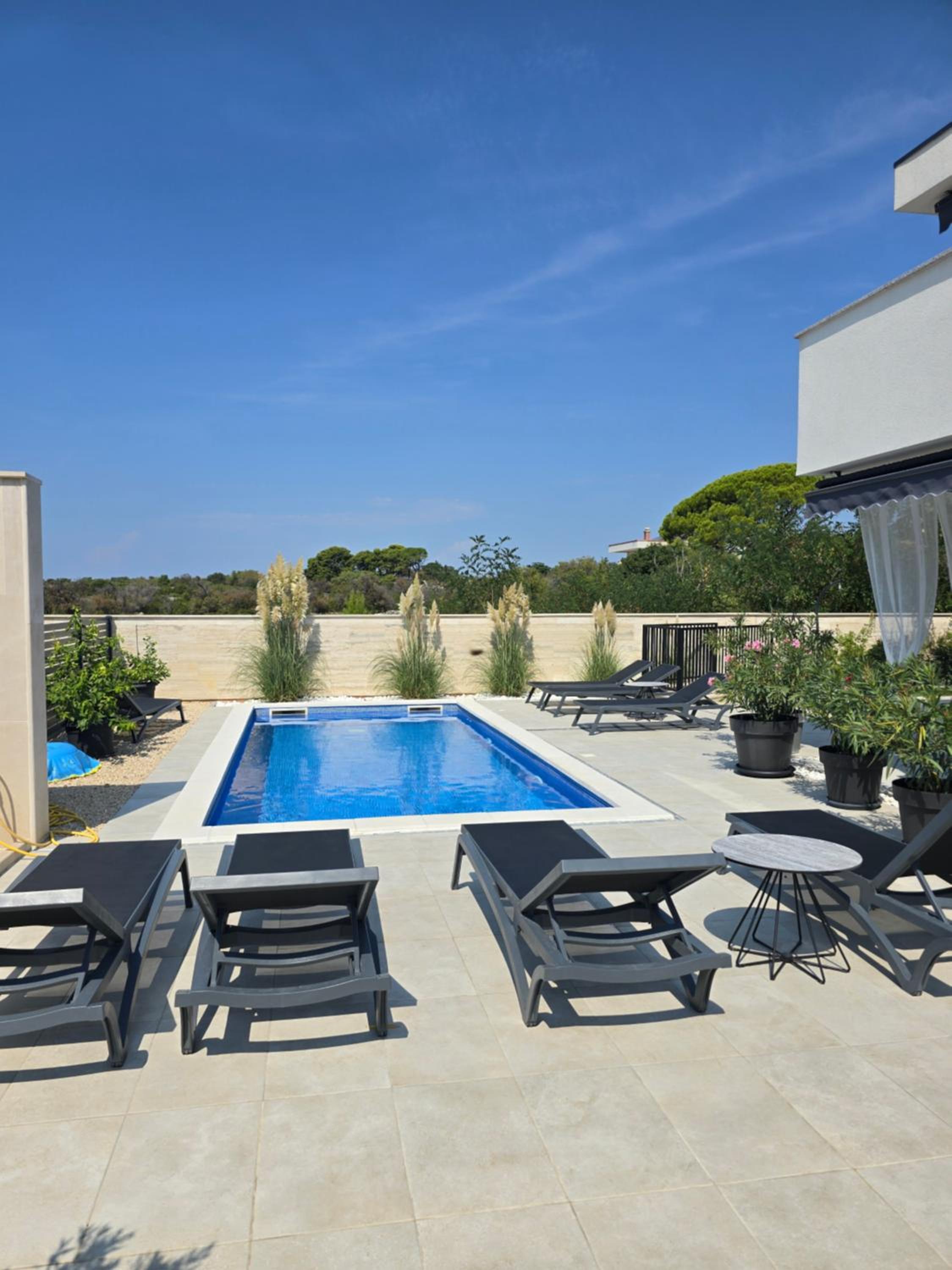 One-Bedroom Apartment with Balcony and Sea View photo 2