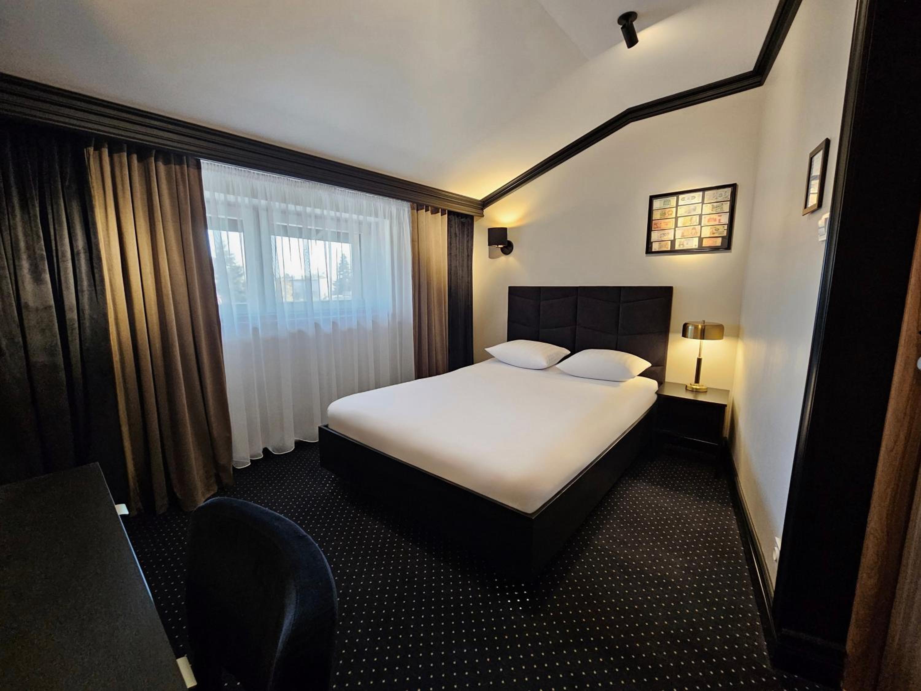 Small Double Room - Photo 16