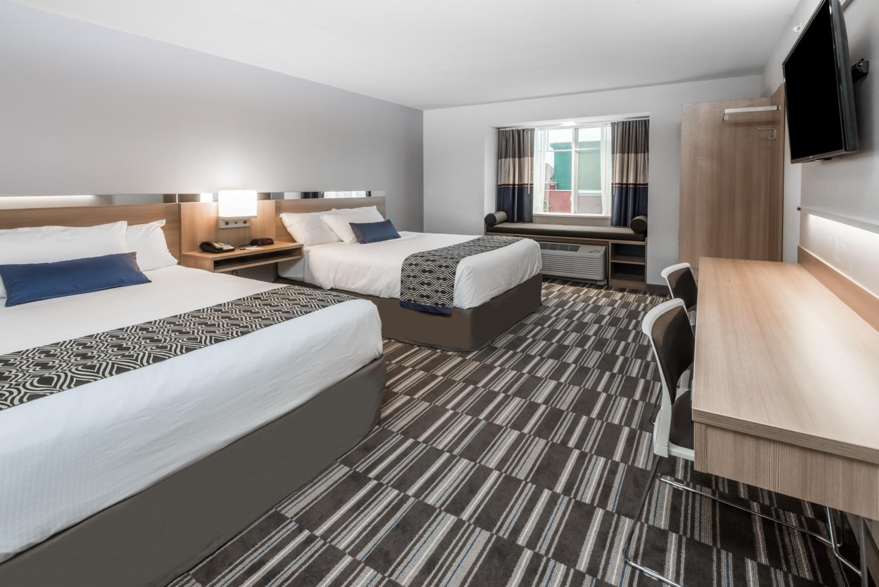 Queen Room with Two Queen Beds - Non-Smoking - Photo 6
