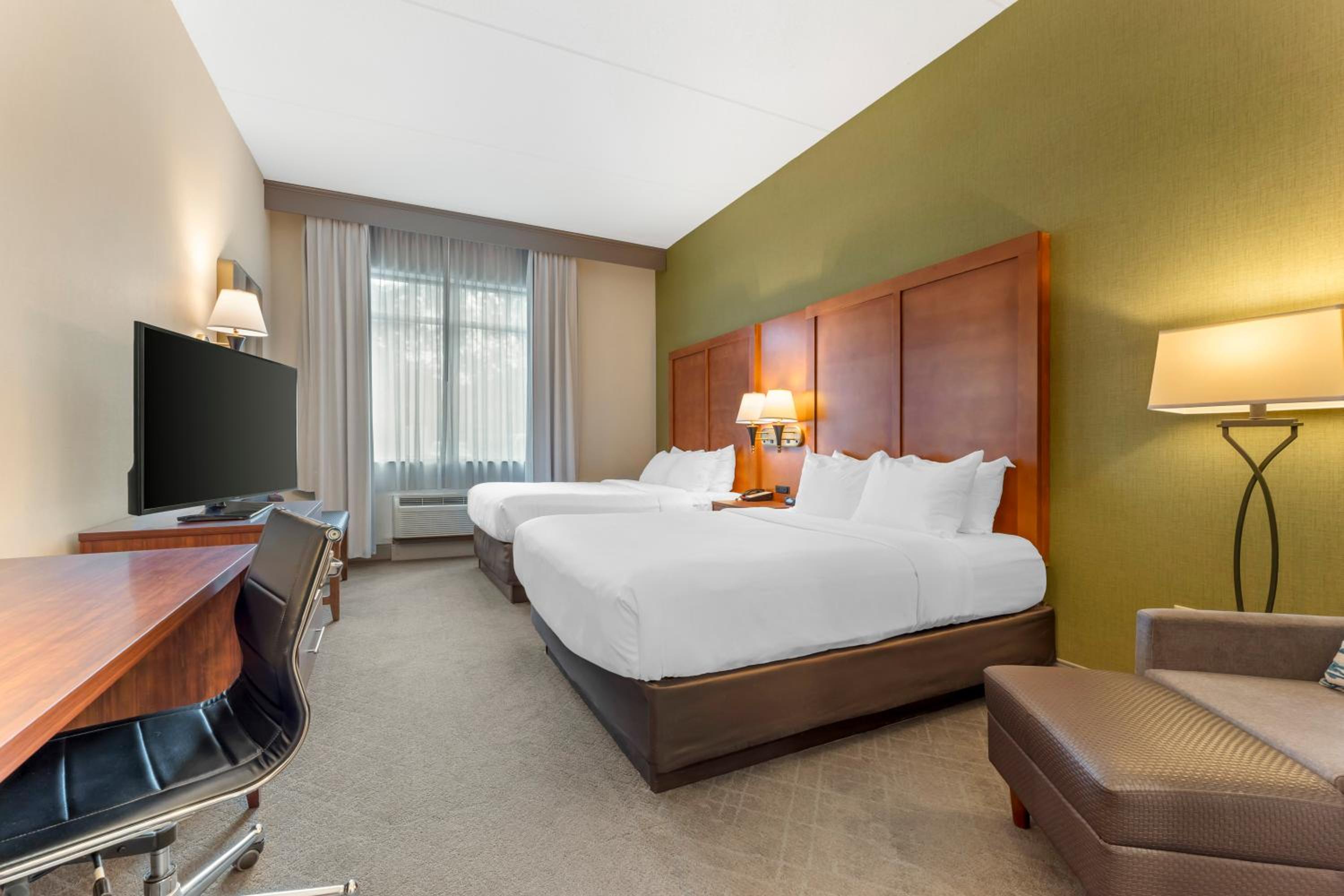 Queen Room with Two Queen Beds - Non-Smoking - Photo 3