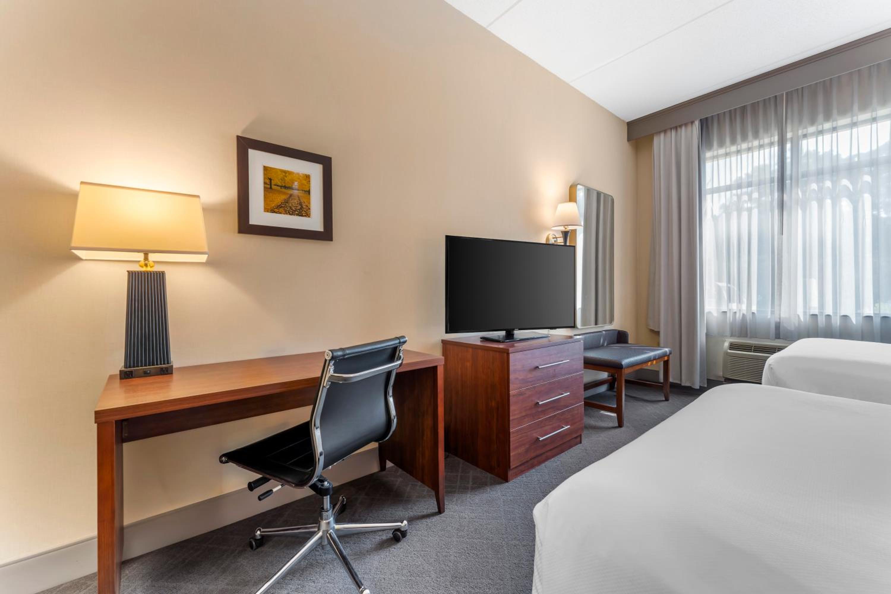 Queen Room with Two Queen Beds - Non-Smoking - Photo 4