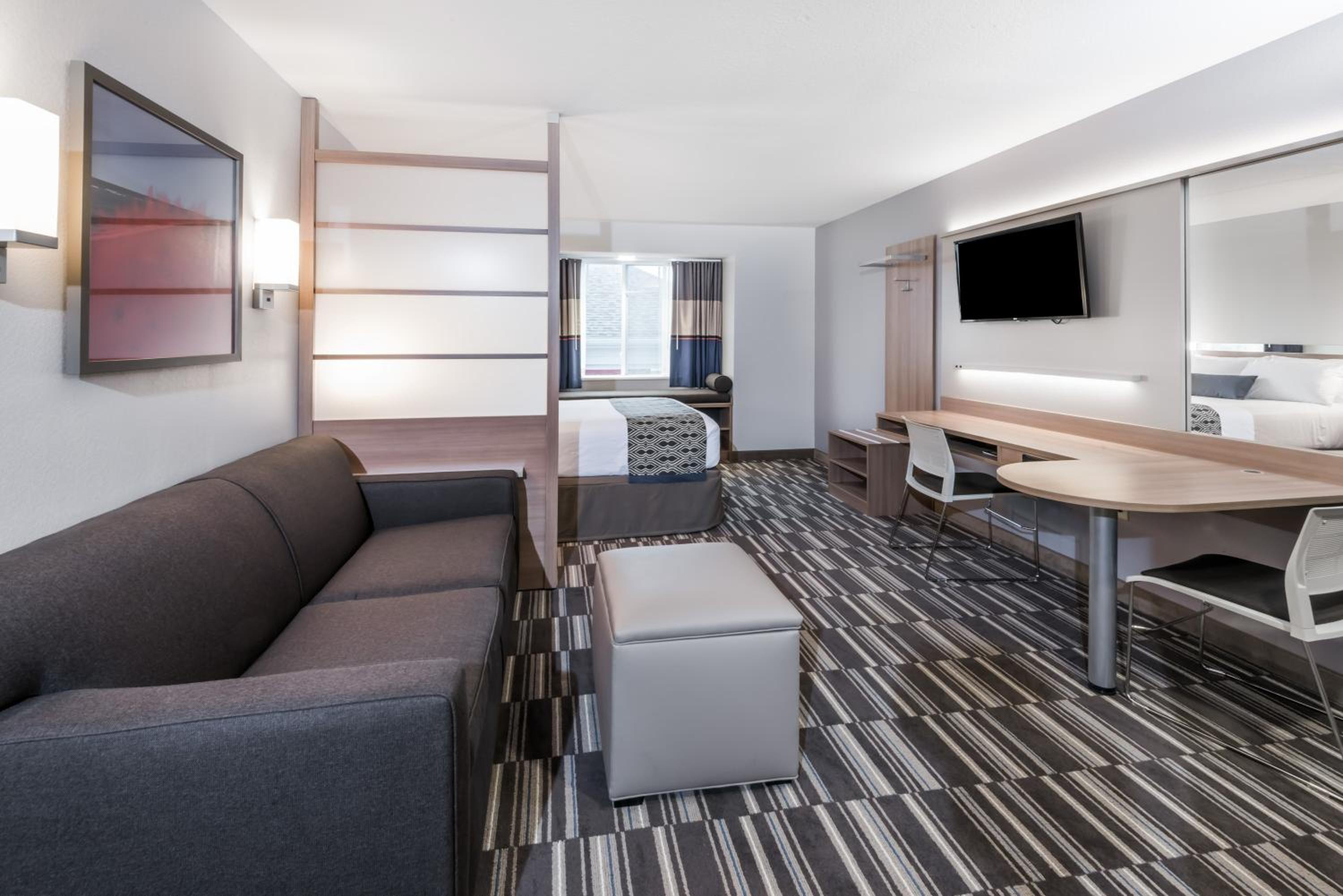 Queen Suite - Non-Smoking - Photo 1