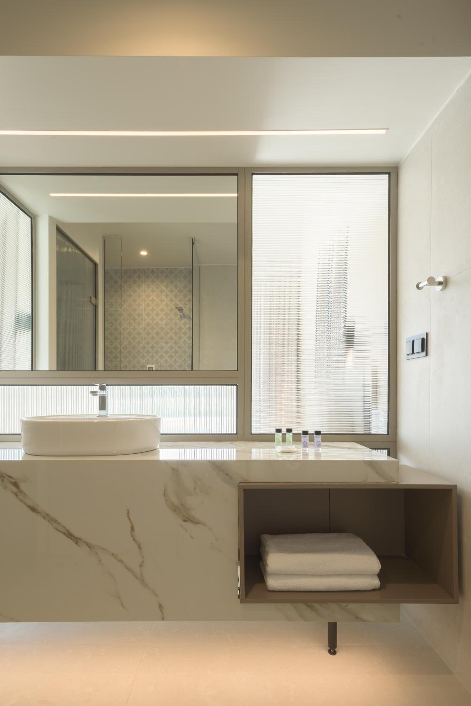 Junior Suite with Sea View - Photo 6