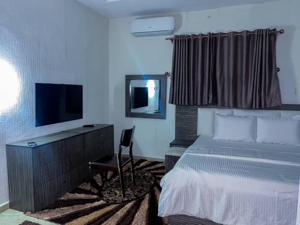Executive Suite - Photo 2