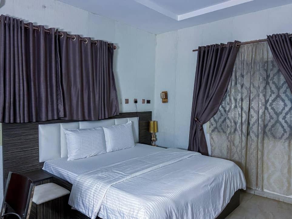 Executive Suite - Photo 3