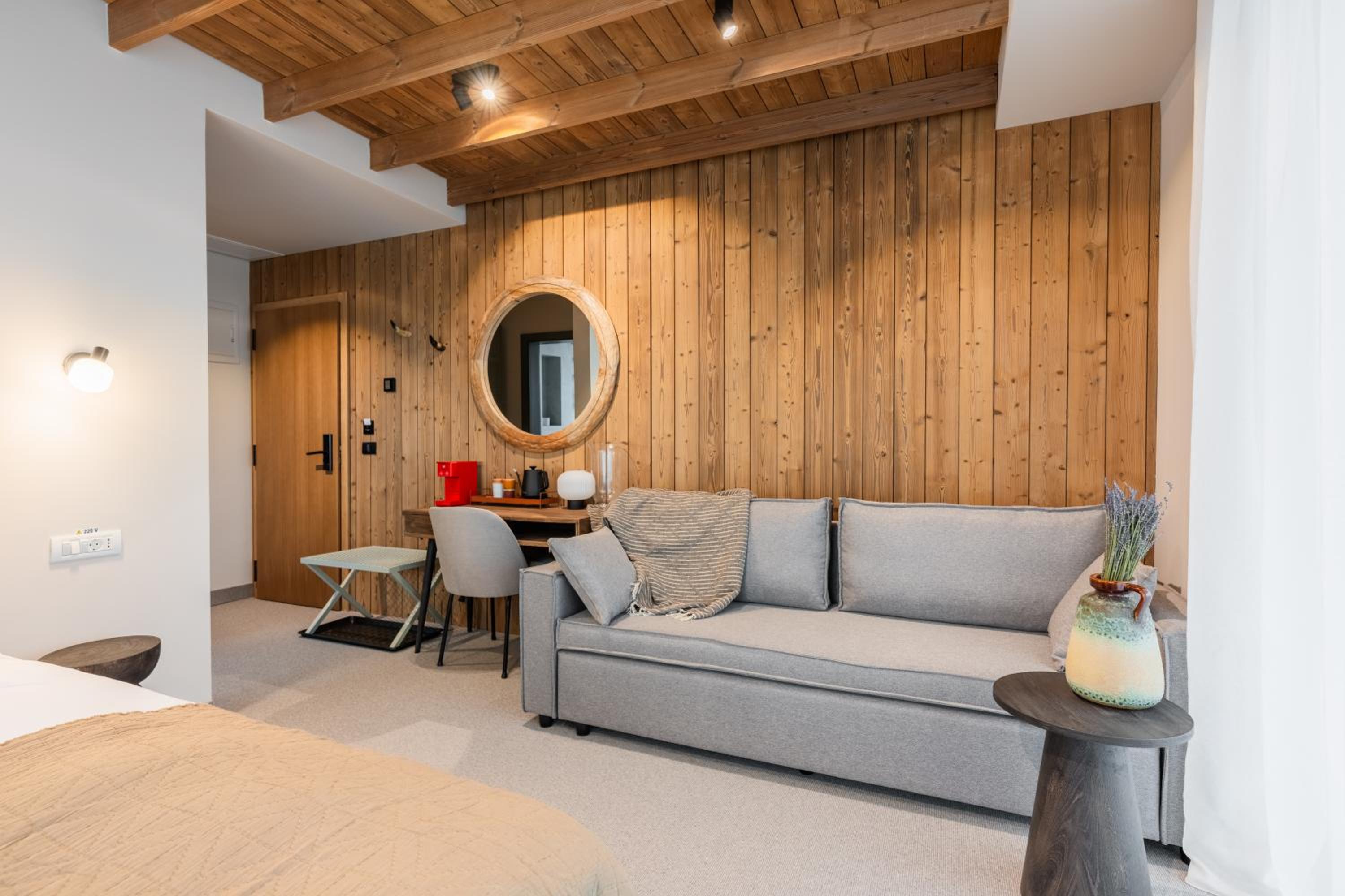 Deluxe Double Room- Ground Floor, Terrace with Mountain View photo 3
