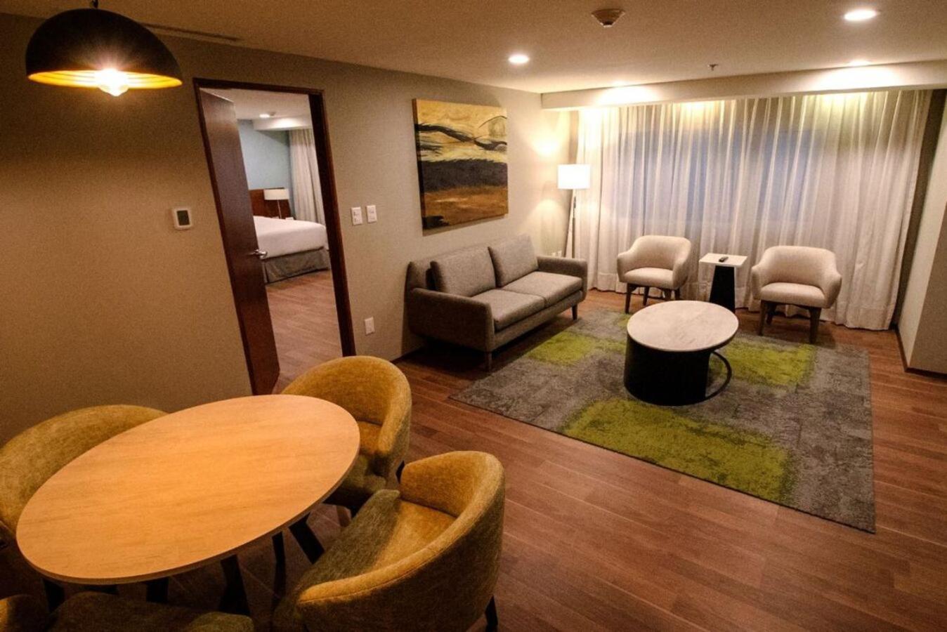 2 Bedroom Suite, Bedroom 1: 1 King, Bedroom 2: 1 Double - Photo 4