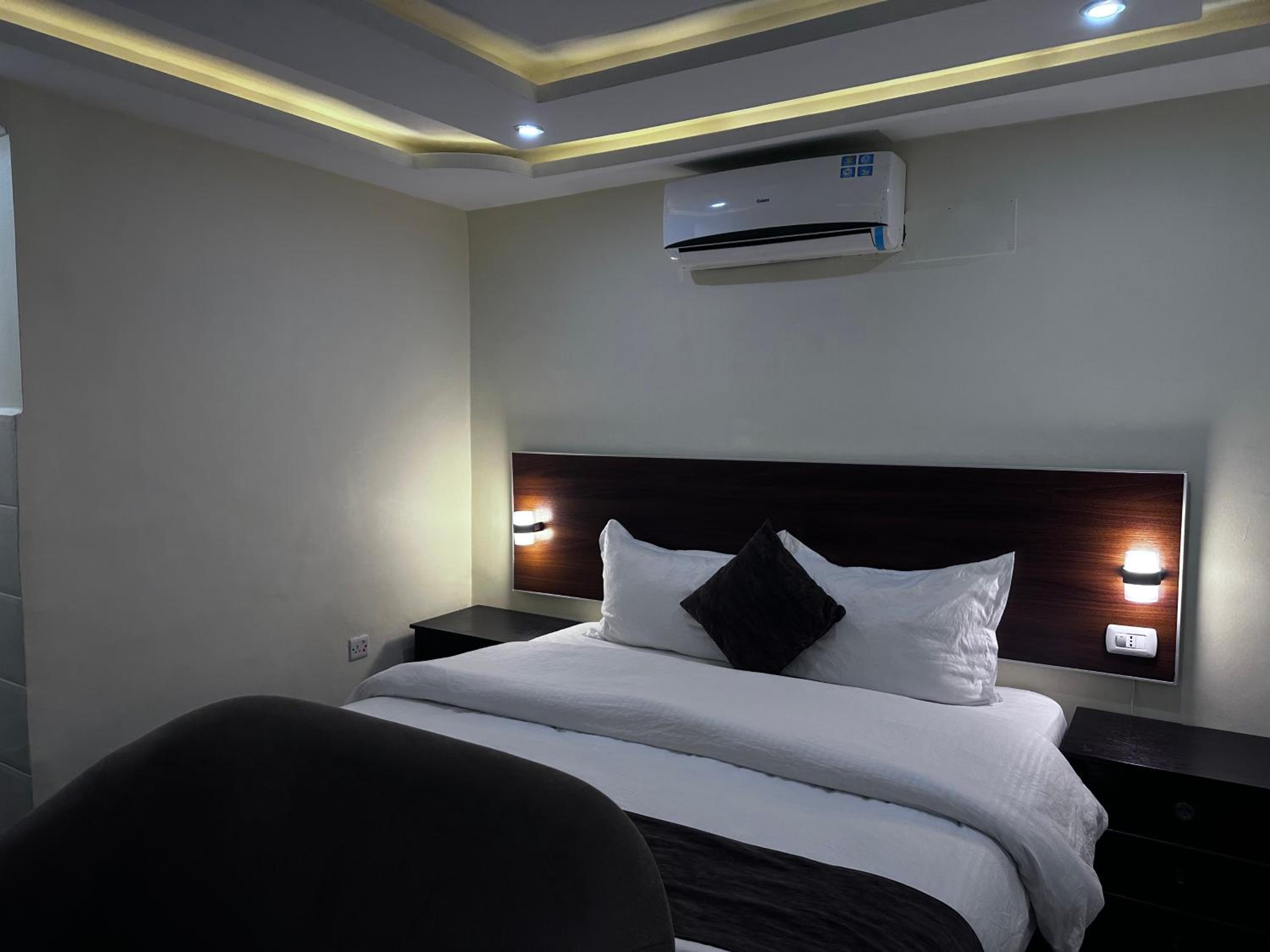 Budget Double Room - Photo 5