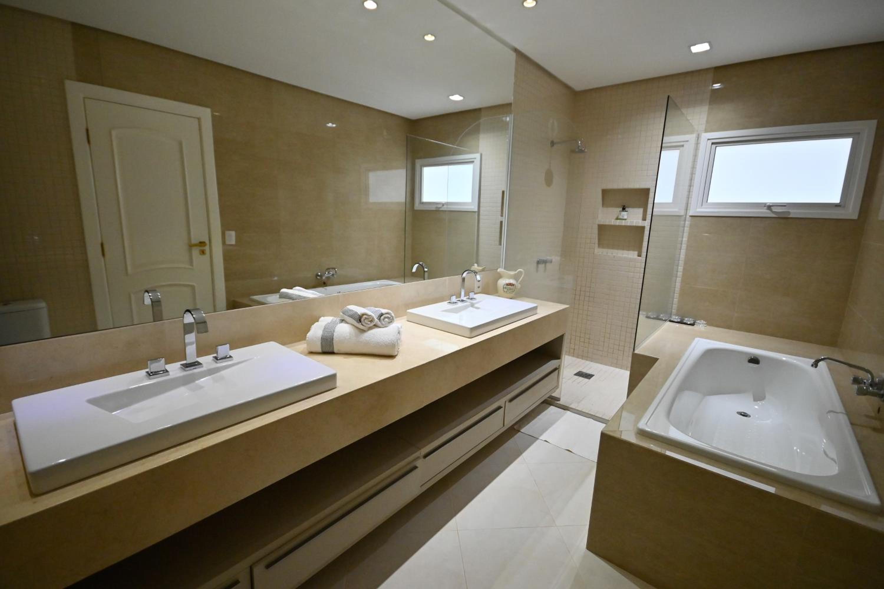 Deluxe King Room photo 2