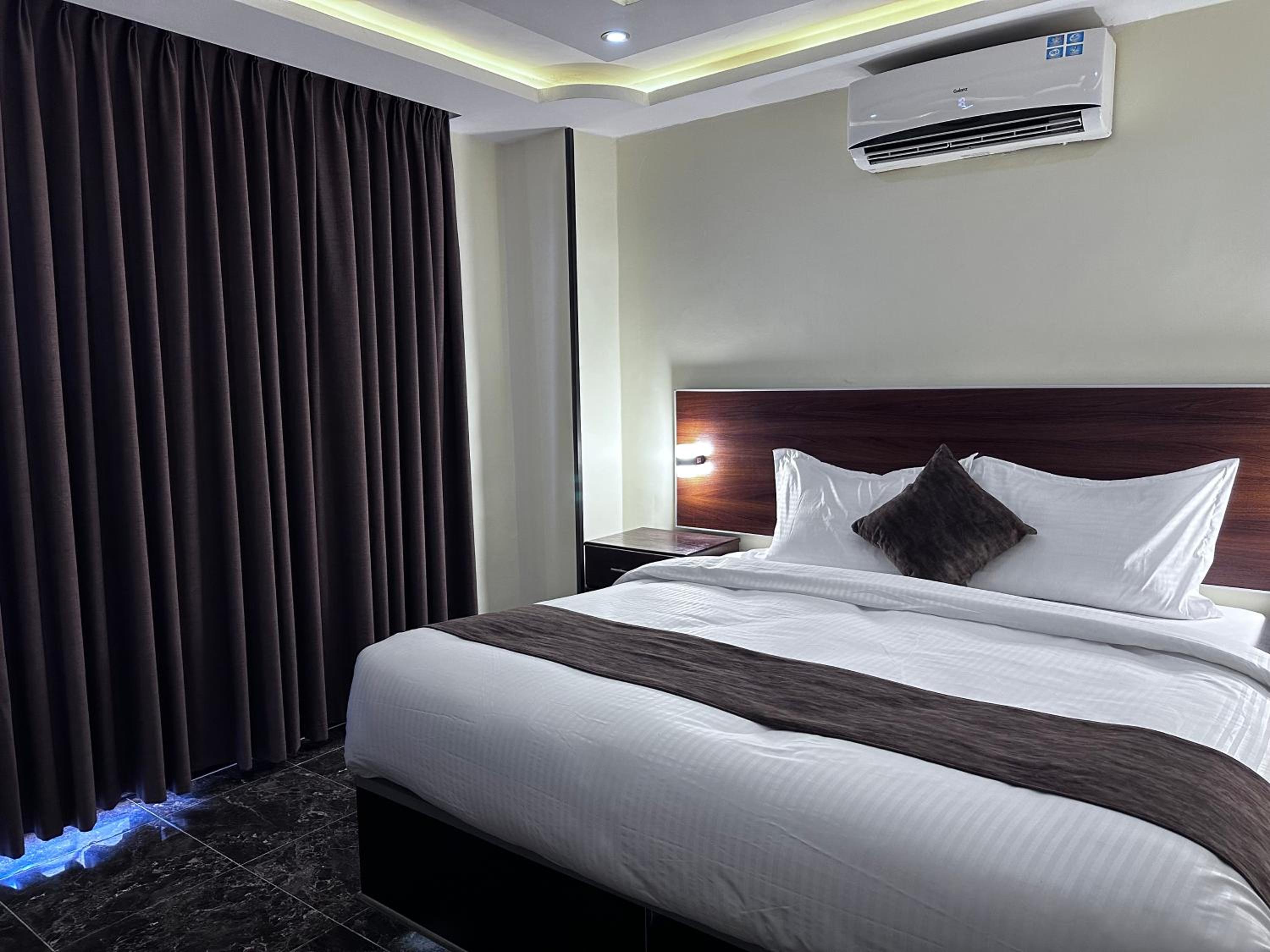 Suite - Photo 18