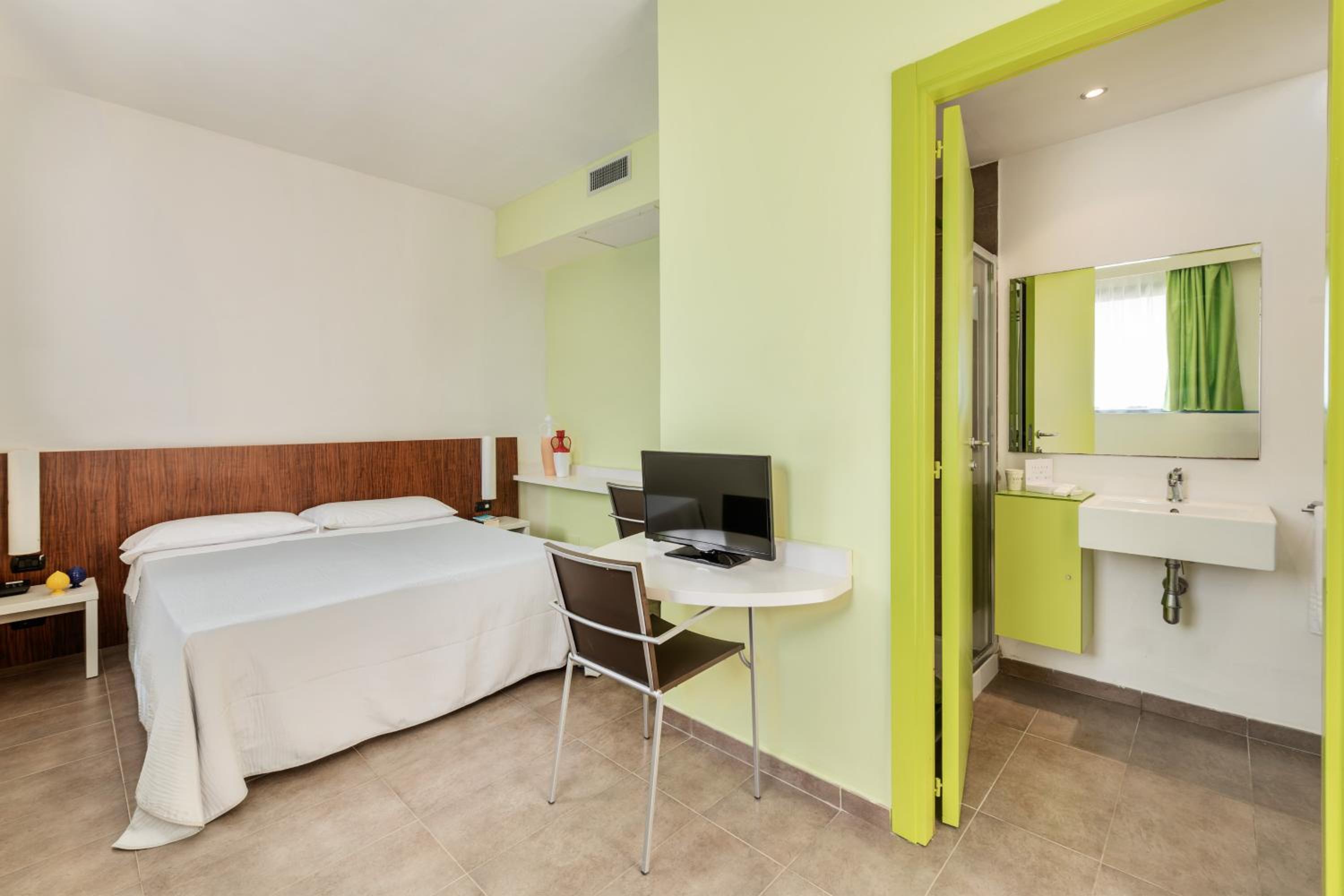 Basic Triple Room (2 Adults + 1 Child) photo 2