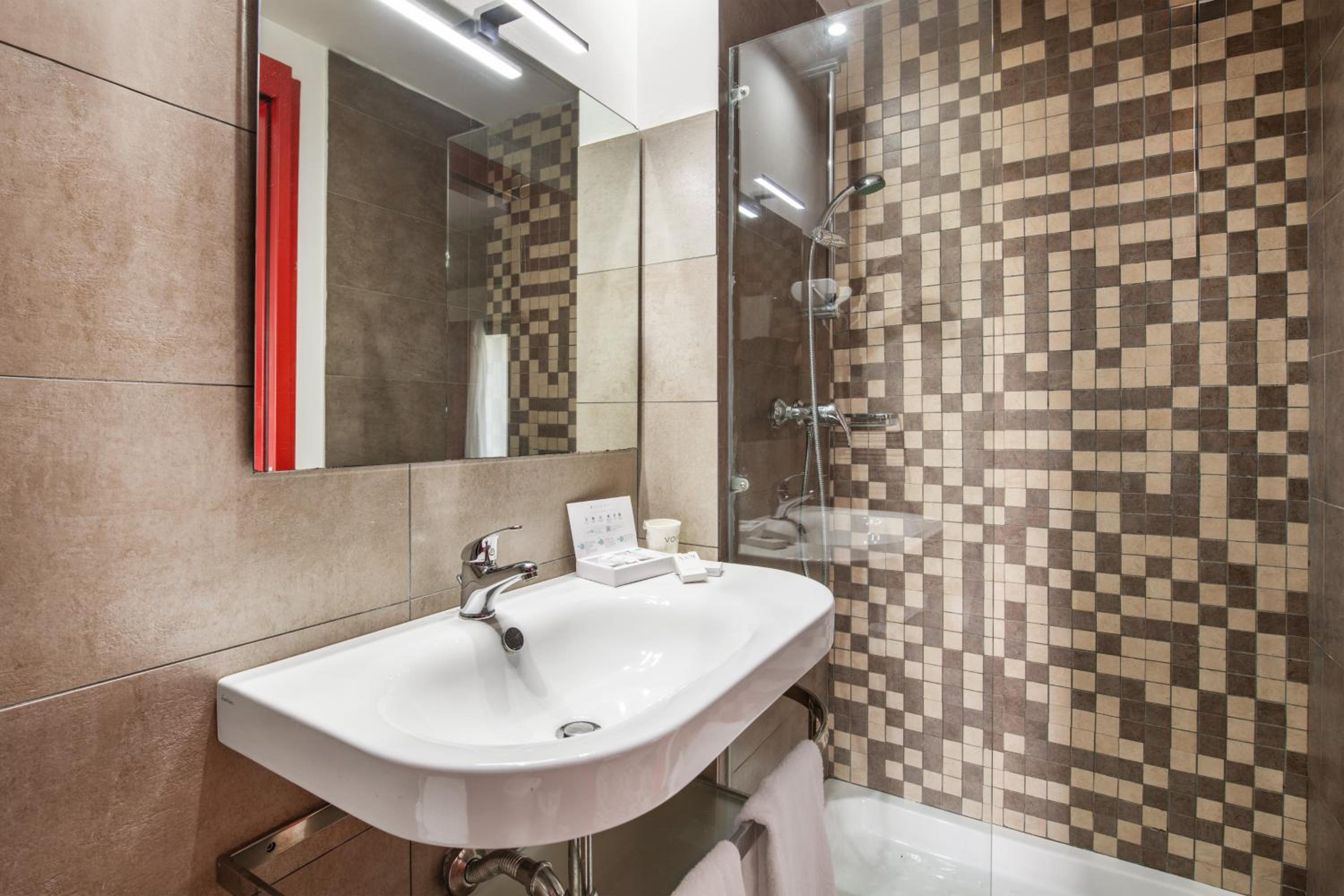 Triple Room (2 Adults + 1 Child) photo 3