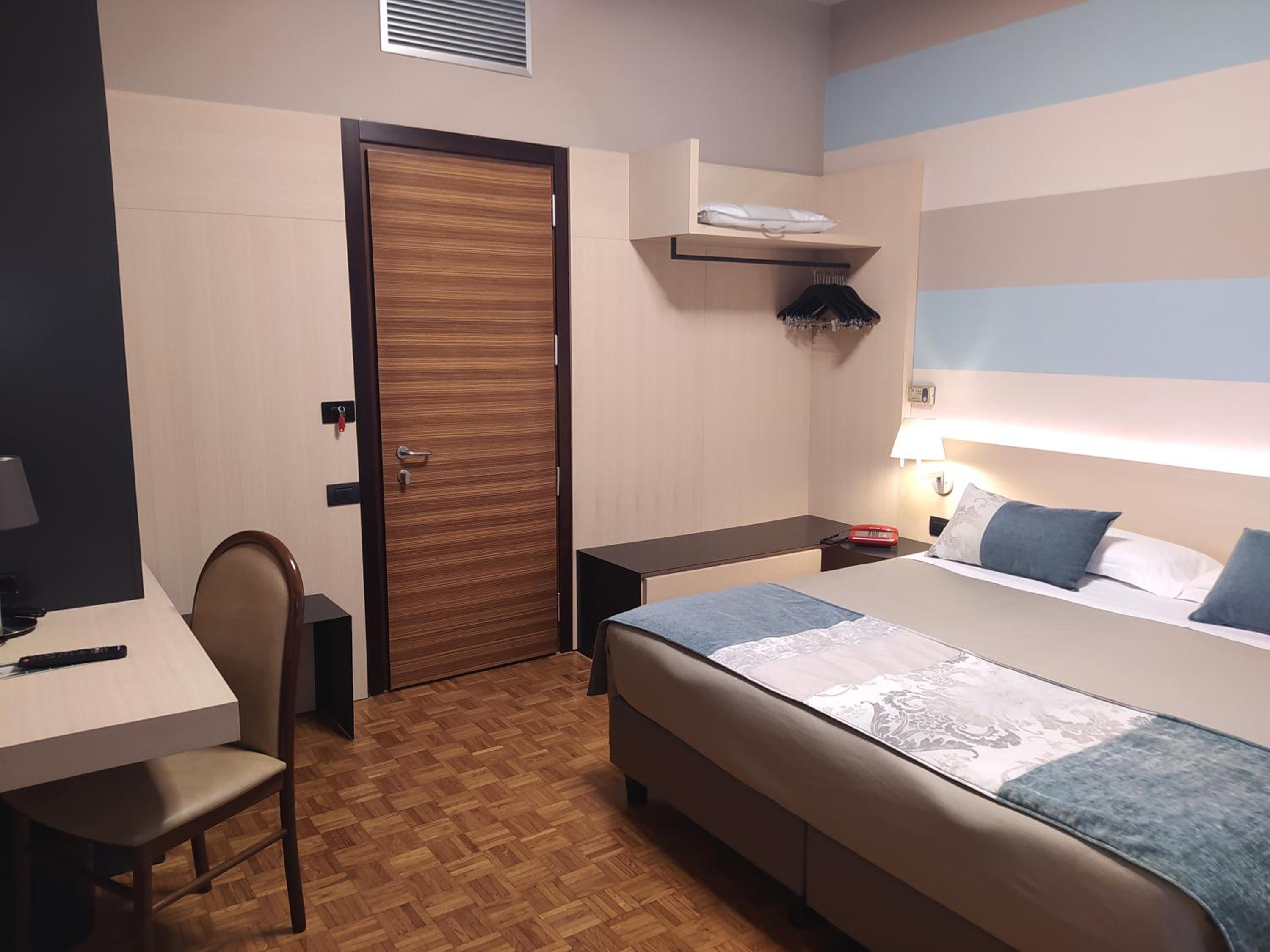 Double or Twin Room - Photo 4