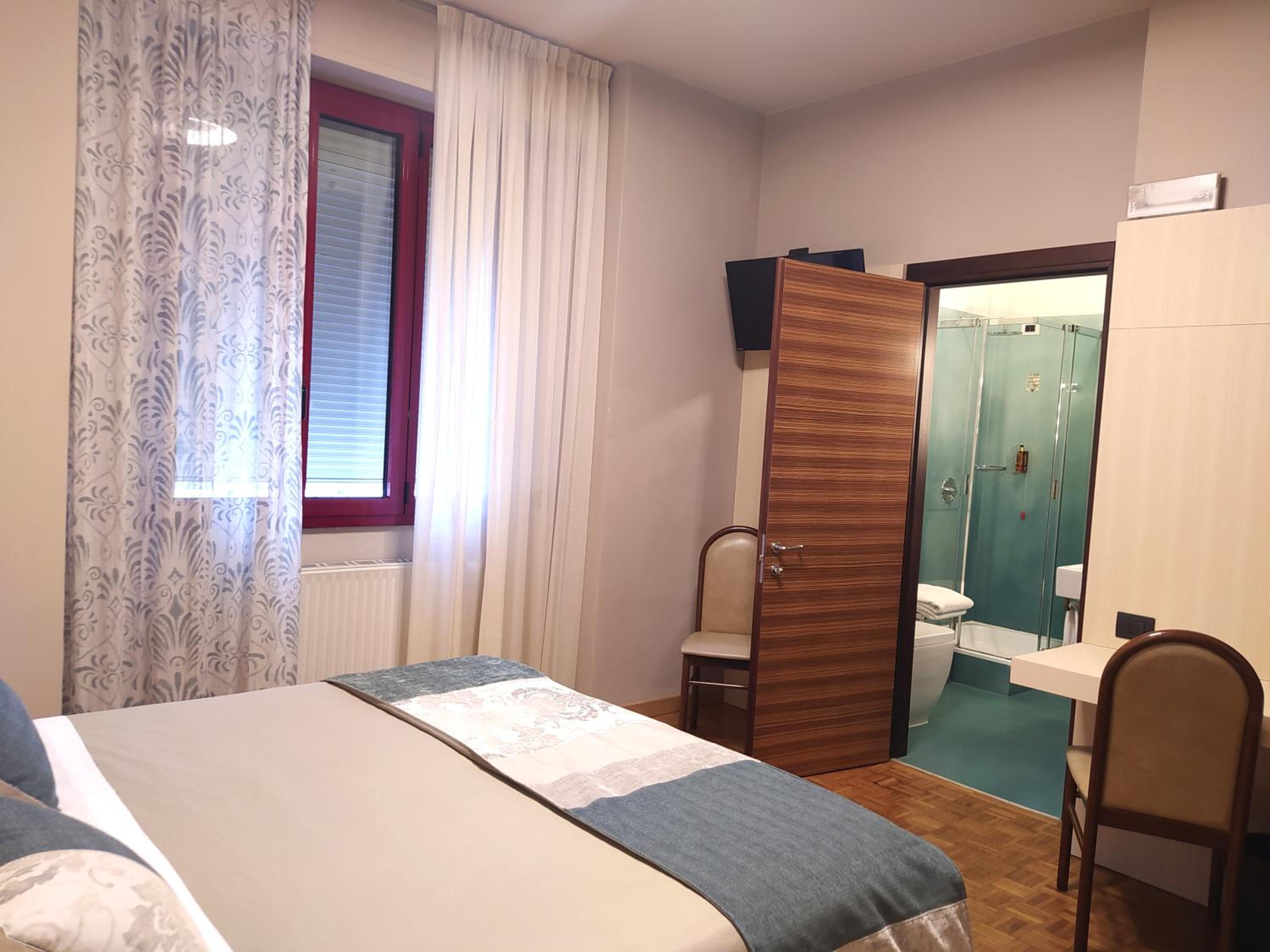 Double or Twin Room - Photo 5