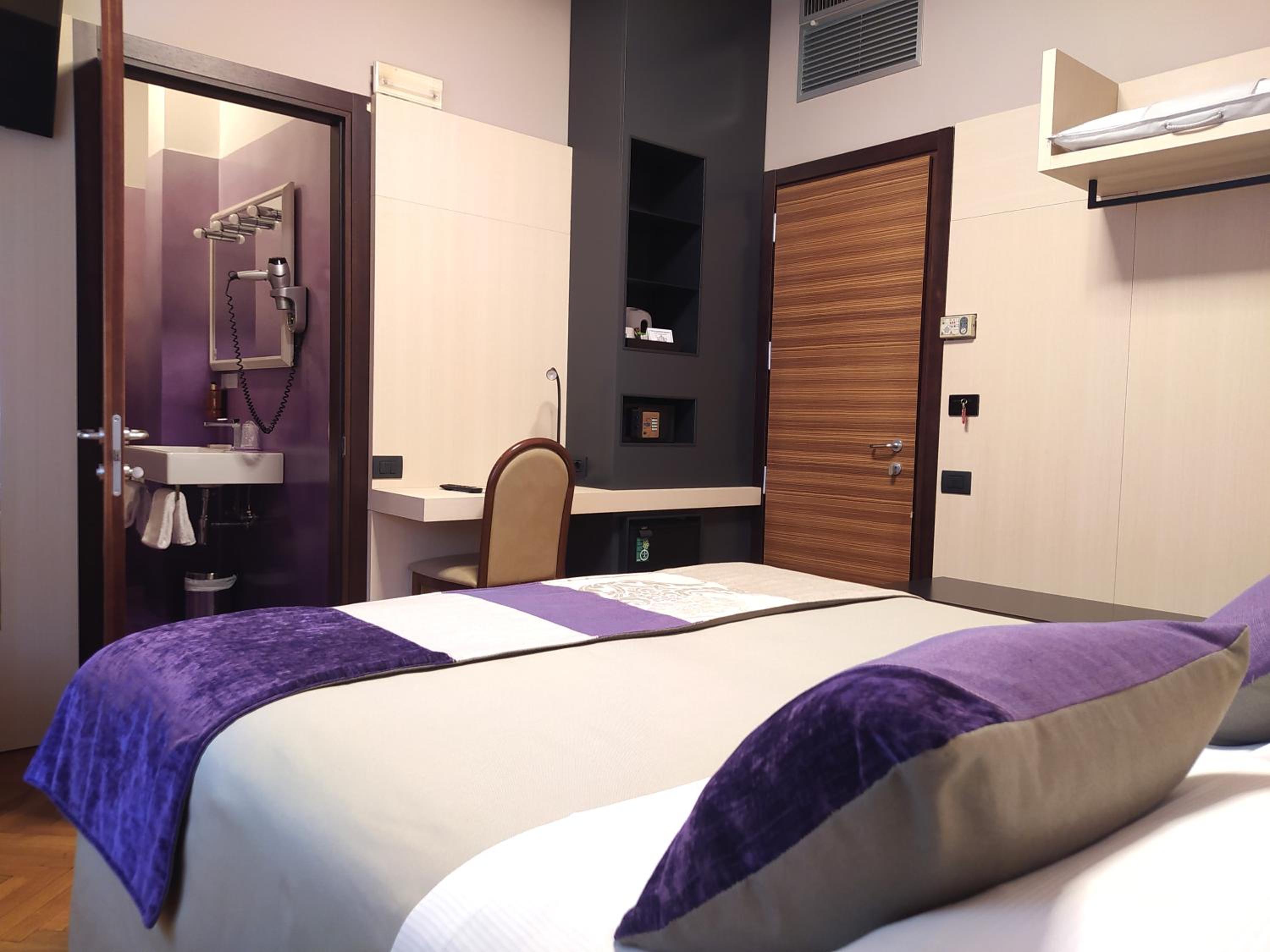 Double or Twin Room - Photo 7