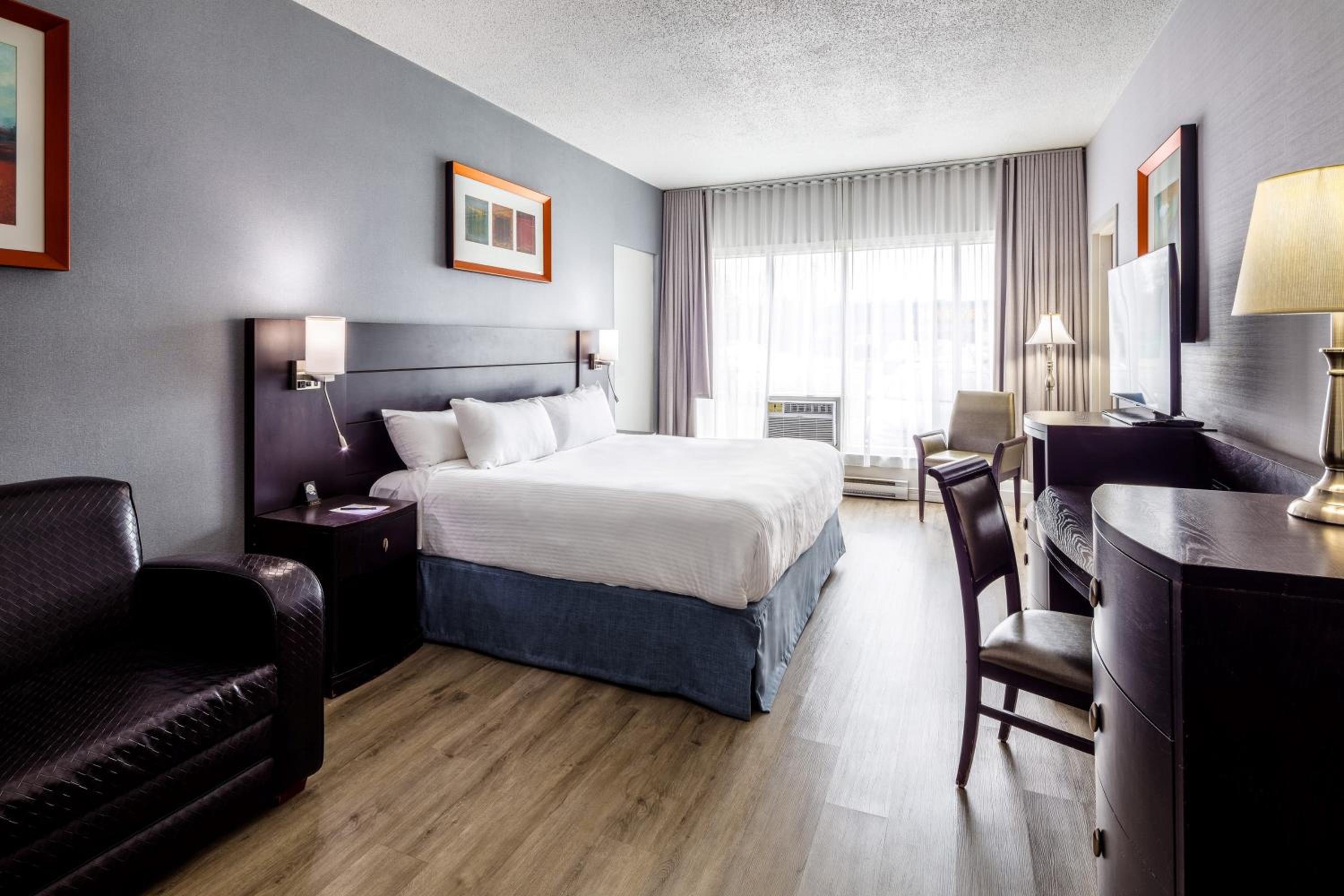Premium Queen Room with sofa bed - Photo 1