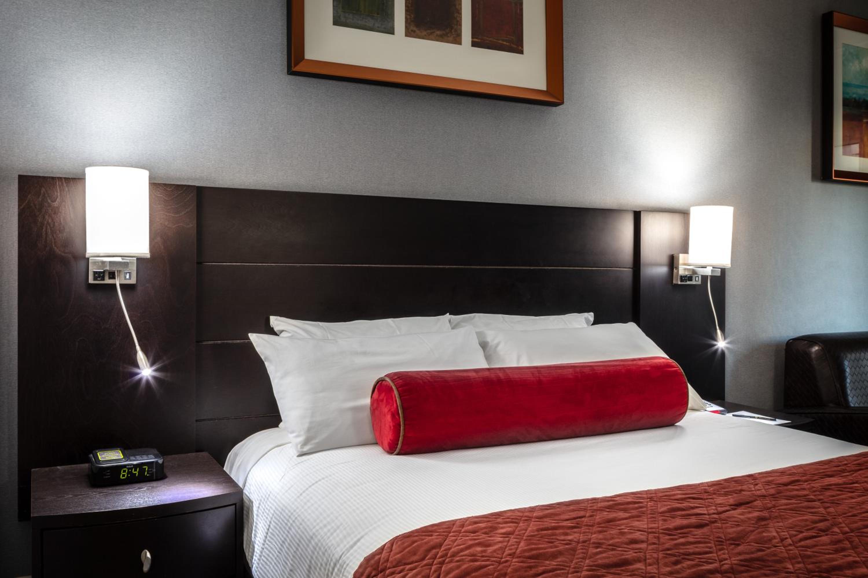 Deluxe Queen Room - Photo 9