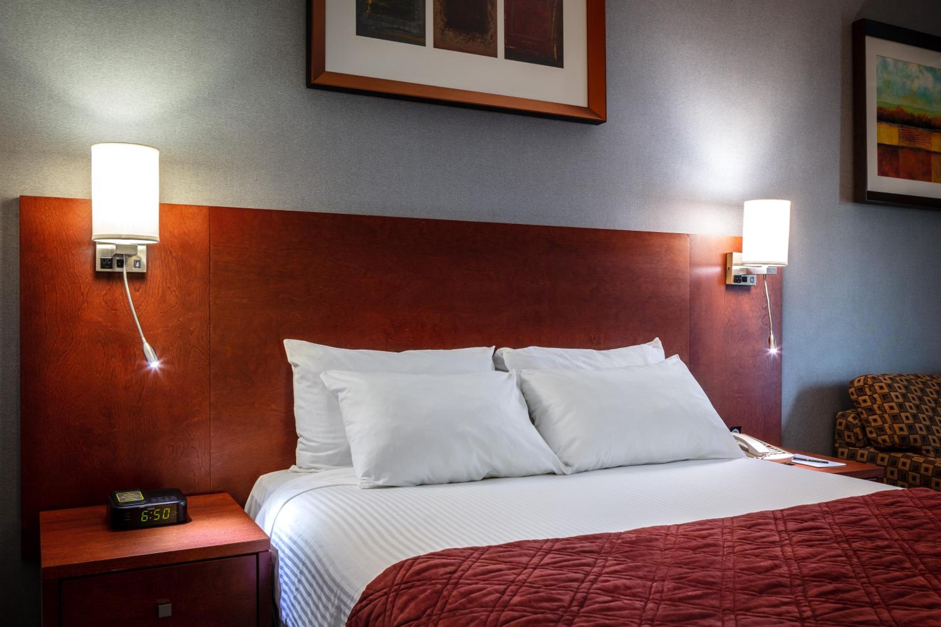 Deluxe Queen Room - Photo 11