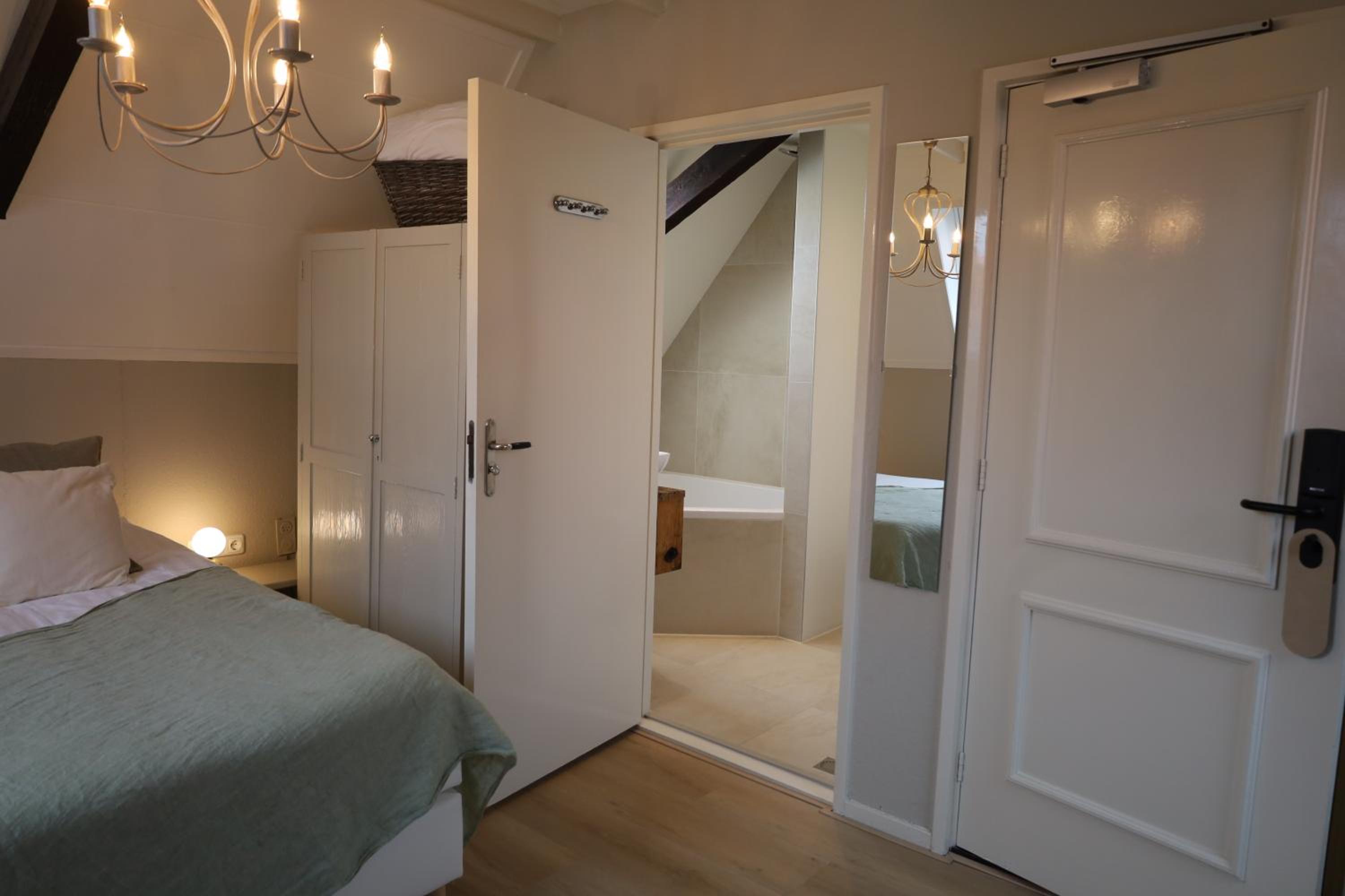 Large Double Room with Bath photo 2