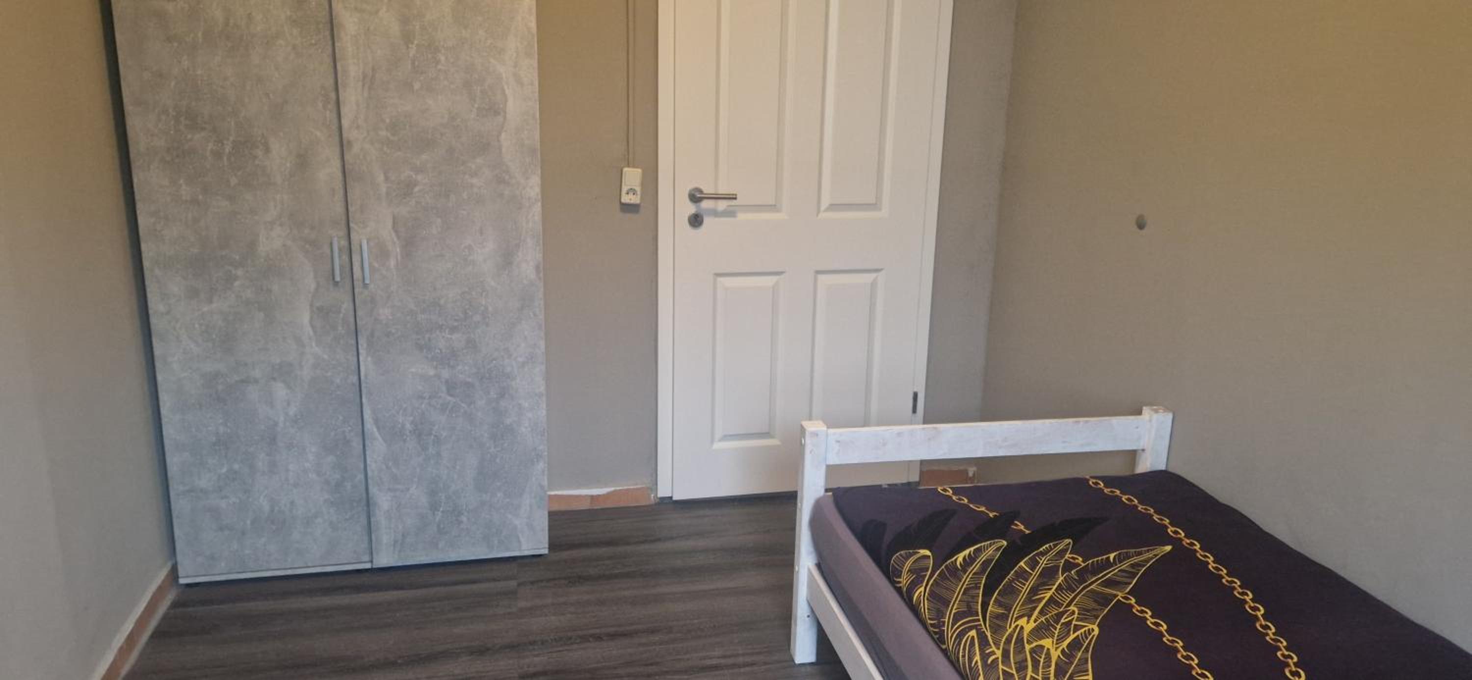 Single Room with Shared Shower and Toilet photo 2