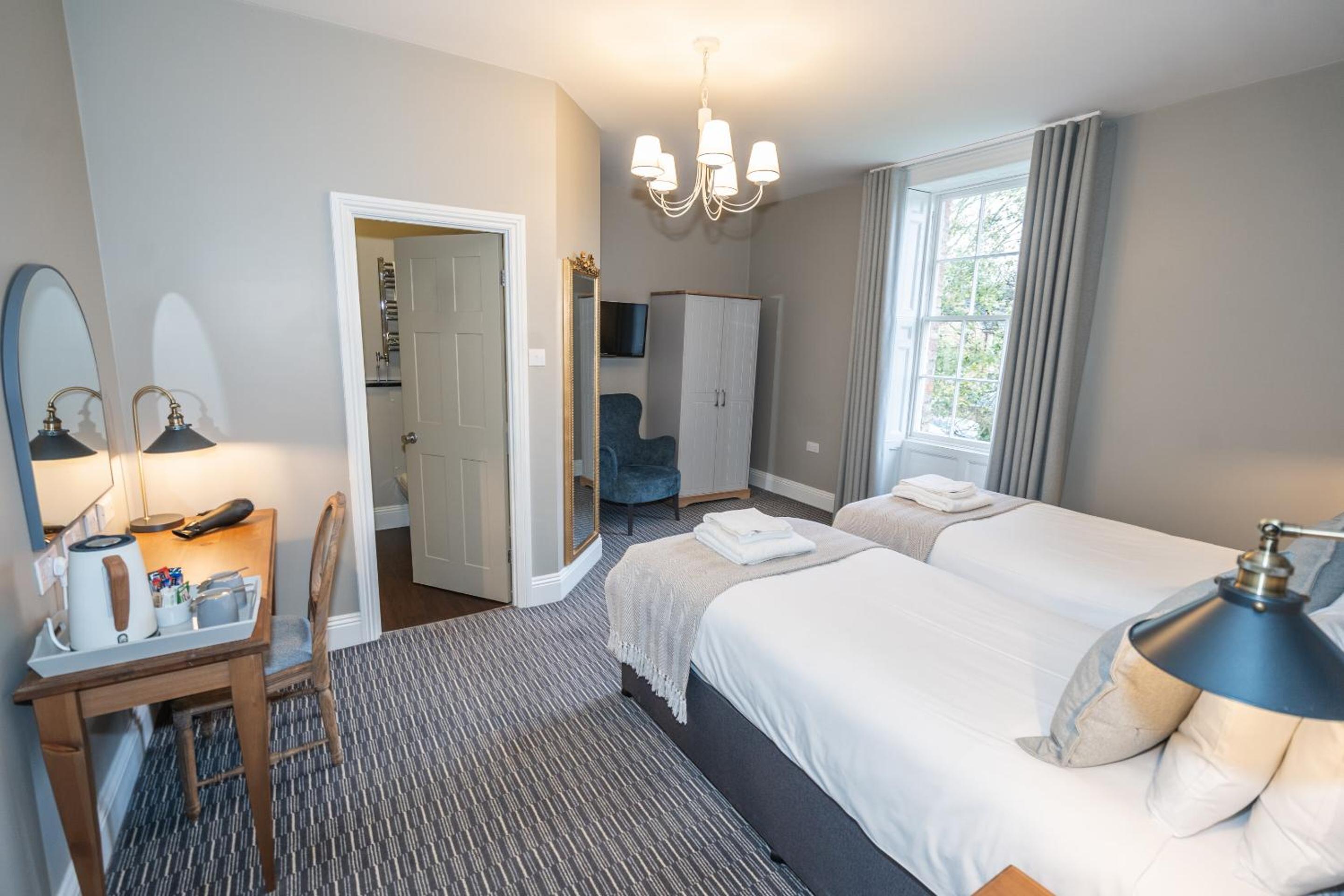 Twin Room with Ensuite Bathroom