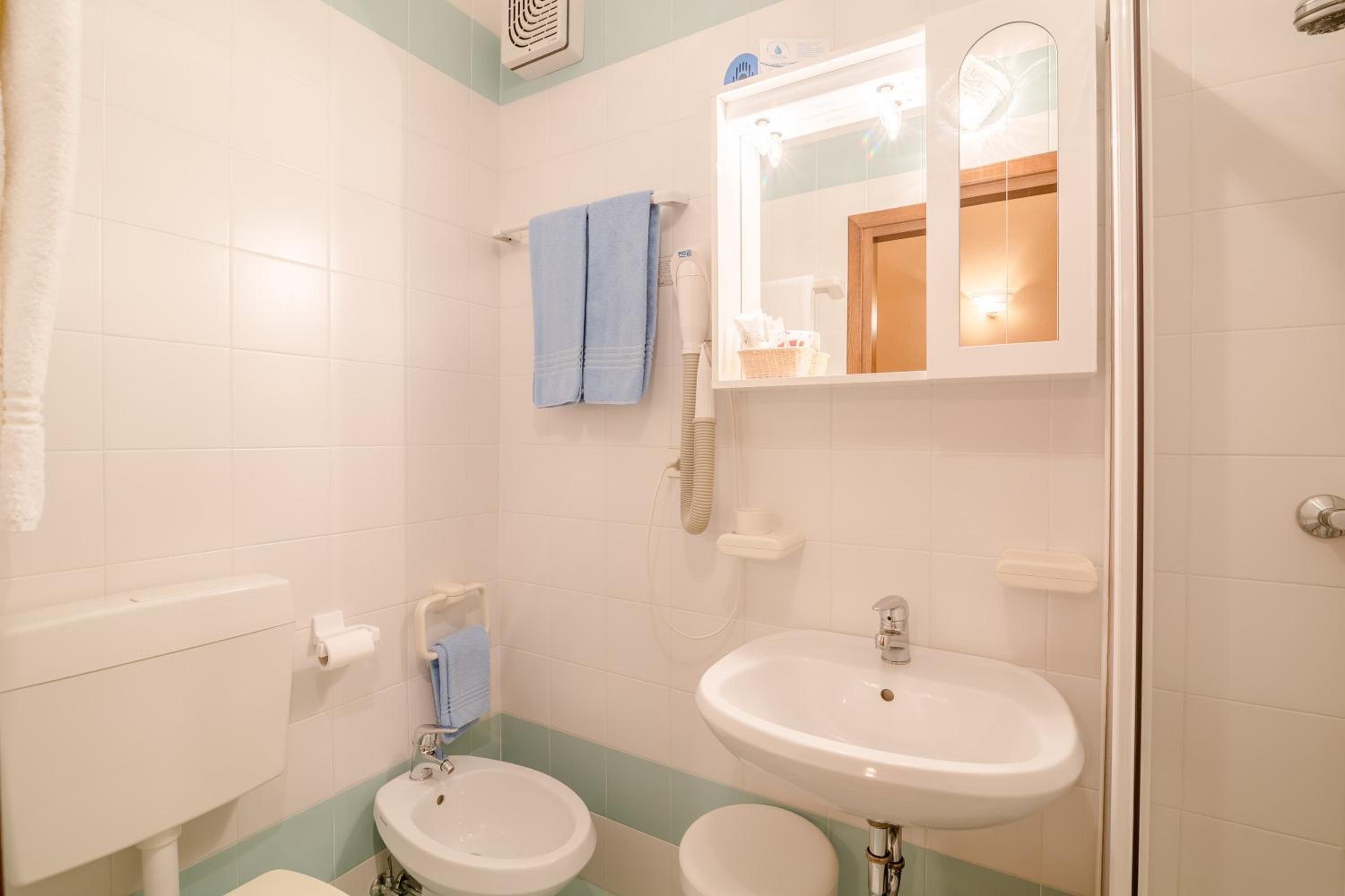 Standard Triple Room photo 2