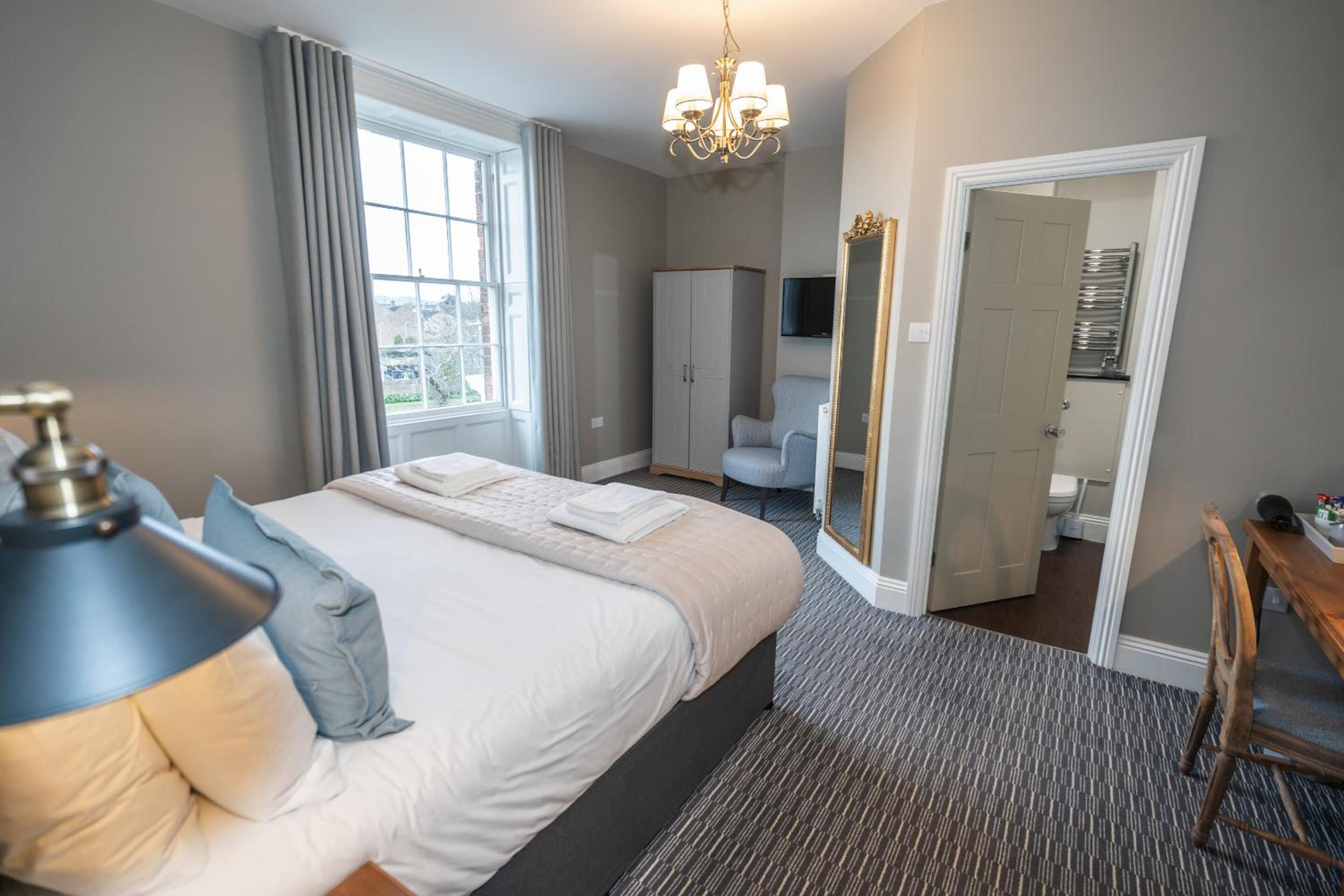 Superior King Room with Ensuite Bathroom