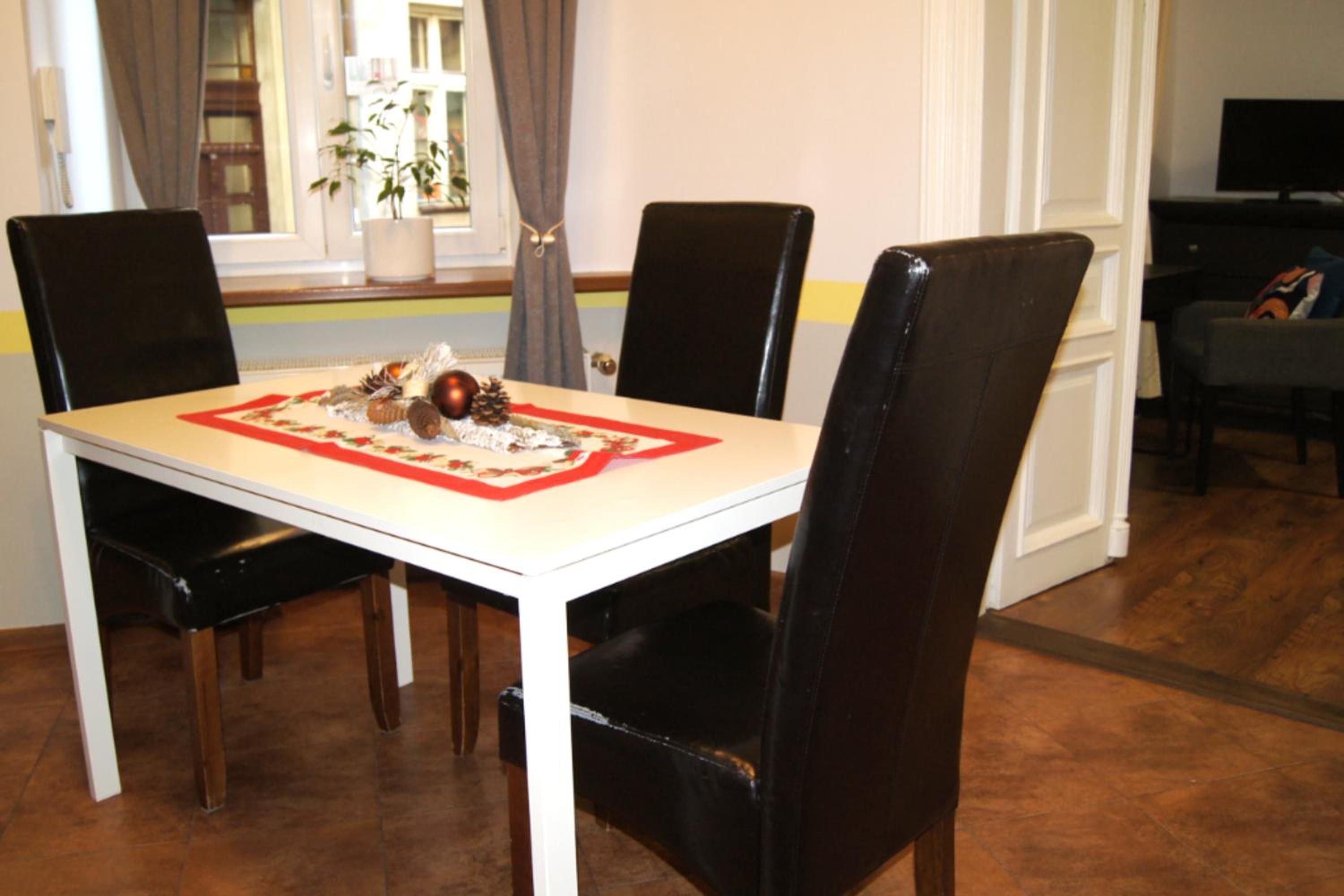 One-Bedroom Apartment - 11 - Photo 6