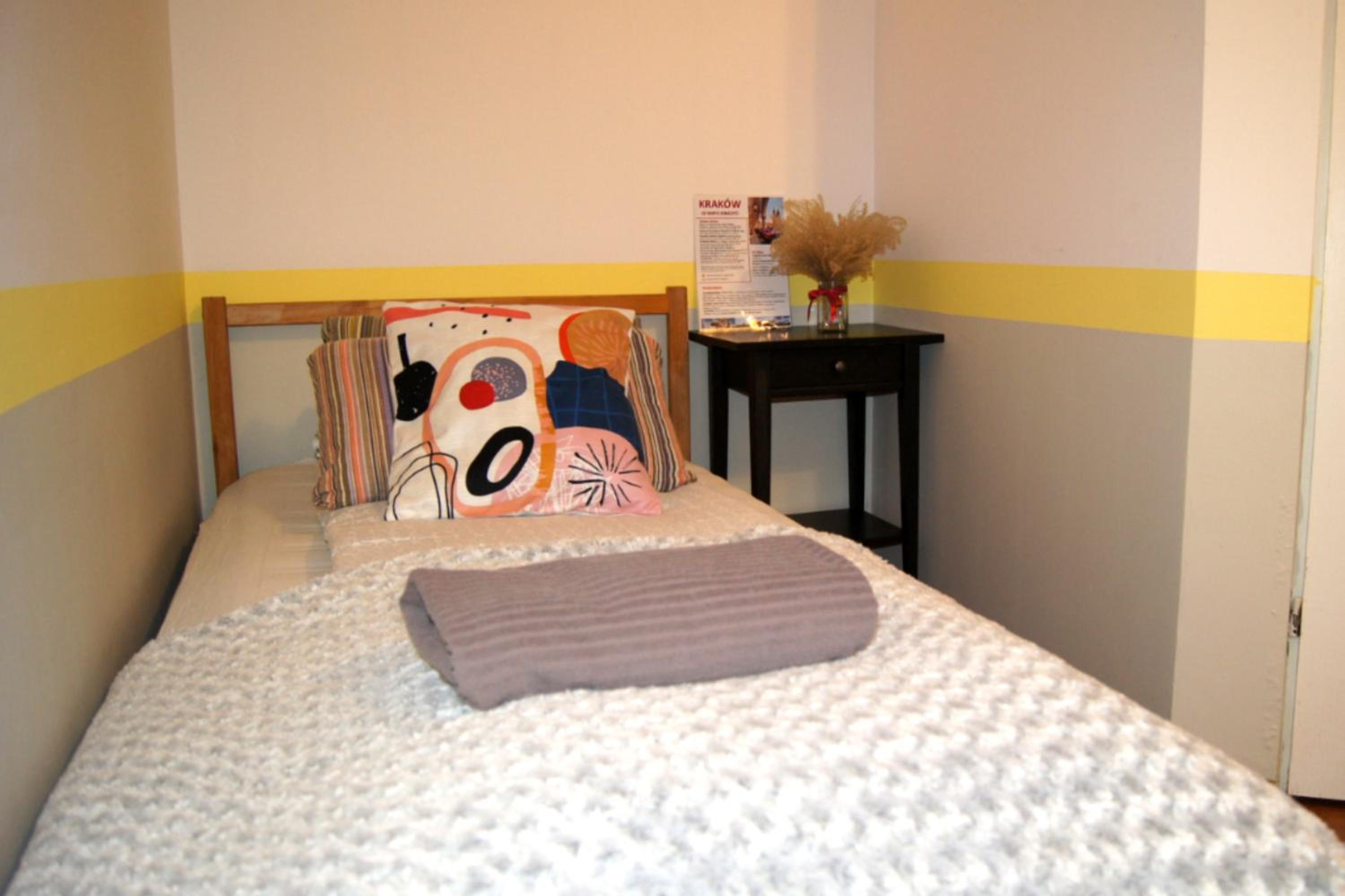 One-Bedroom Apartment - 11 - Photo 9