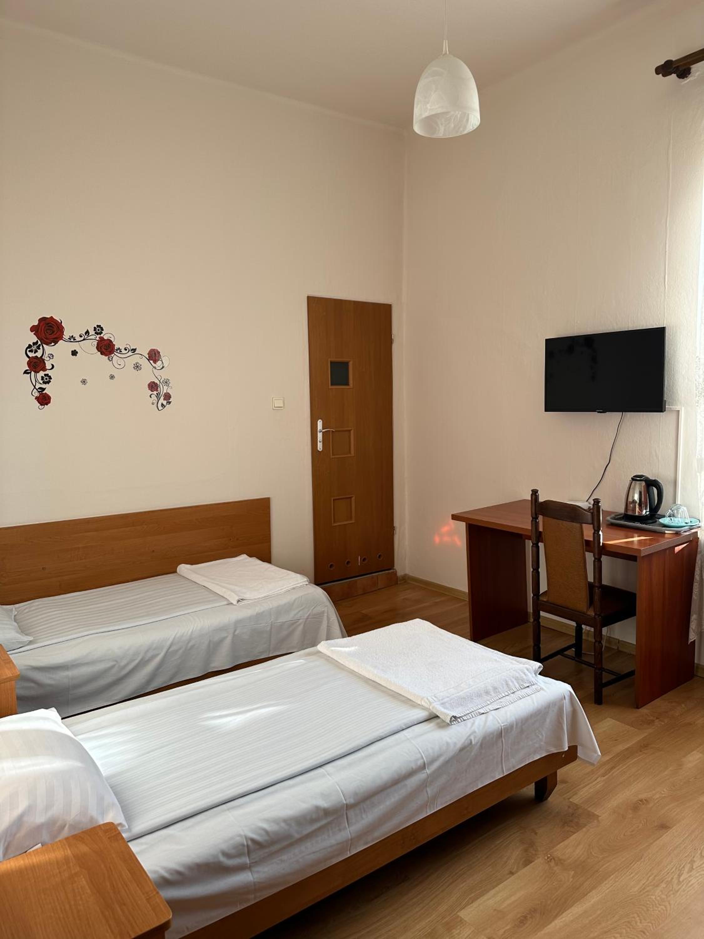 Twin Room - Photo 7